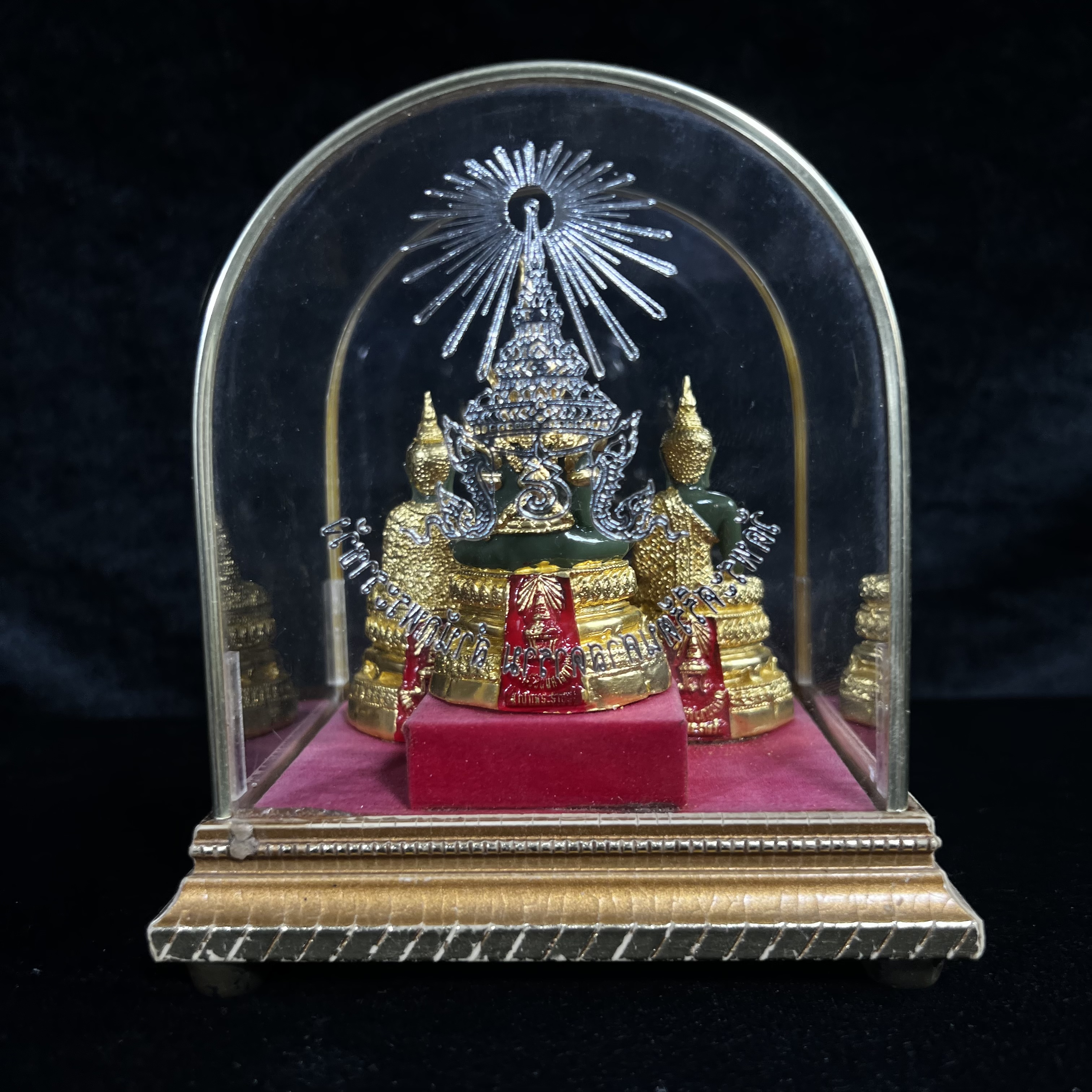 พระพุทธมหามณีรัตนปฏิมากร(พระแก้วมรกต) วัดพระศรีรัตนศาสดาราม สำนักพระราชวัง จัดสร้าง พิมพ์ทรงเครื่อง 3 ฤดู(ร้อน ฝน หนาว) หน้าตัก 2 นิ้วพร้อมครอบตู้เดิม(บรรจุมวลสารใต้ฐาน)