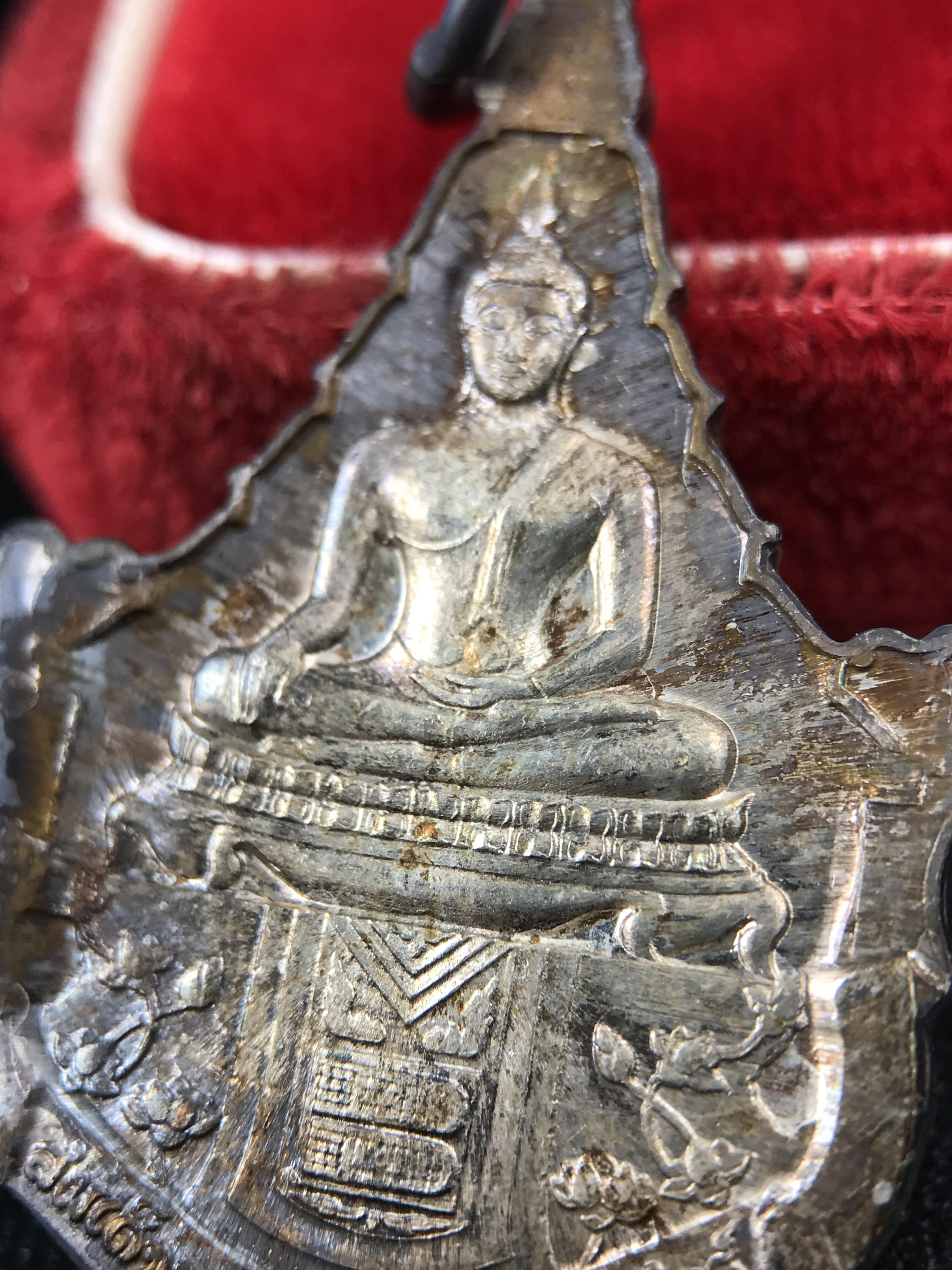 เหรียญพระพุทธญาณนเรศวร์ รุ่นแรก หลังพระปรมาภิไธย ภปร.และ สก.วัดญาณสังวราราม จ.ชลบุรี ปี 2527 เนื้อเงิน(ผิวเดิม ขึ้นรุ้งผิวน้ำทองกระจายทั่วเหรียญสวยมาก)ขนาด 2.3 x 3.8 ซม. พร้อมกล่องเดิม สมเด็จพระญาณสังวร ประธานในพิธีมหาพุทธาภิเษก(เนื้อเงินพบเจอน้อย หายาก)