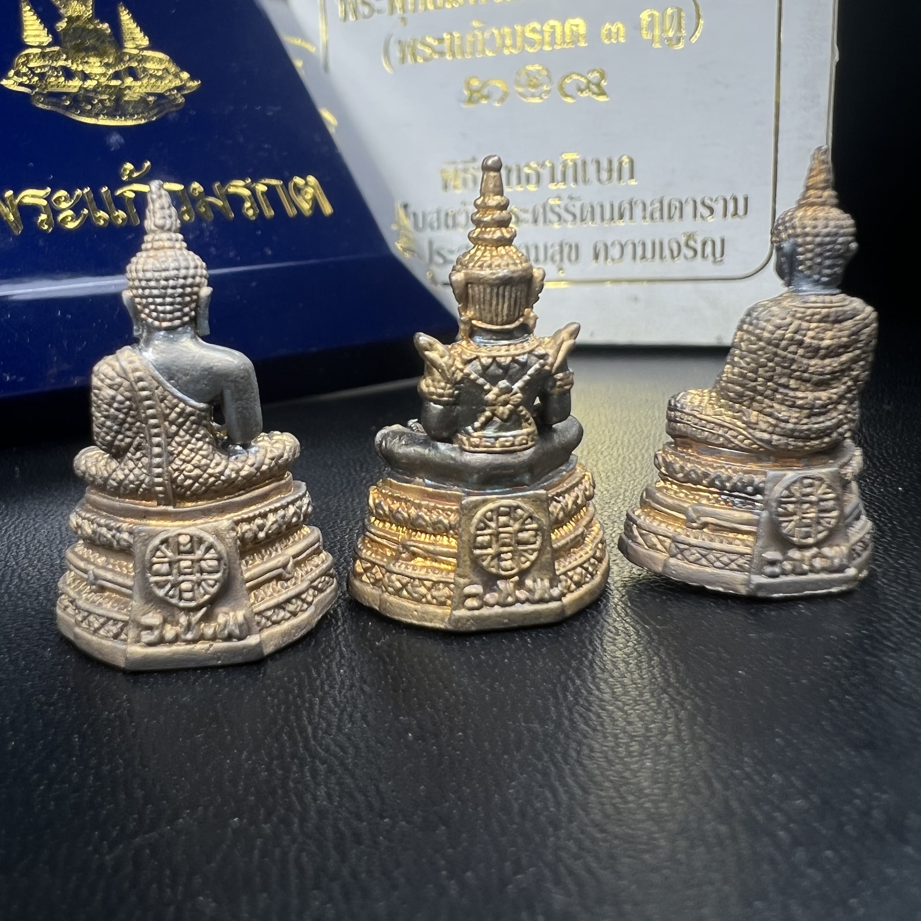 พระแก้วมรกต รุ่นเทิดพระเกียรติ พิธีมหาพุทธาภิเษก ณ.วัดพระศรีรัตนศาสดาราม วันเสาร์ห้าที่ 26 เม .ย. 2540 ชุด 3 ฤดู (1 ชุด 3 องค์)เนื้อสองกษัตริย์ ผิวเดิมครบชุดพร้อมกล่องบรรจุเดิม