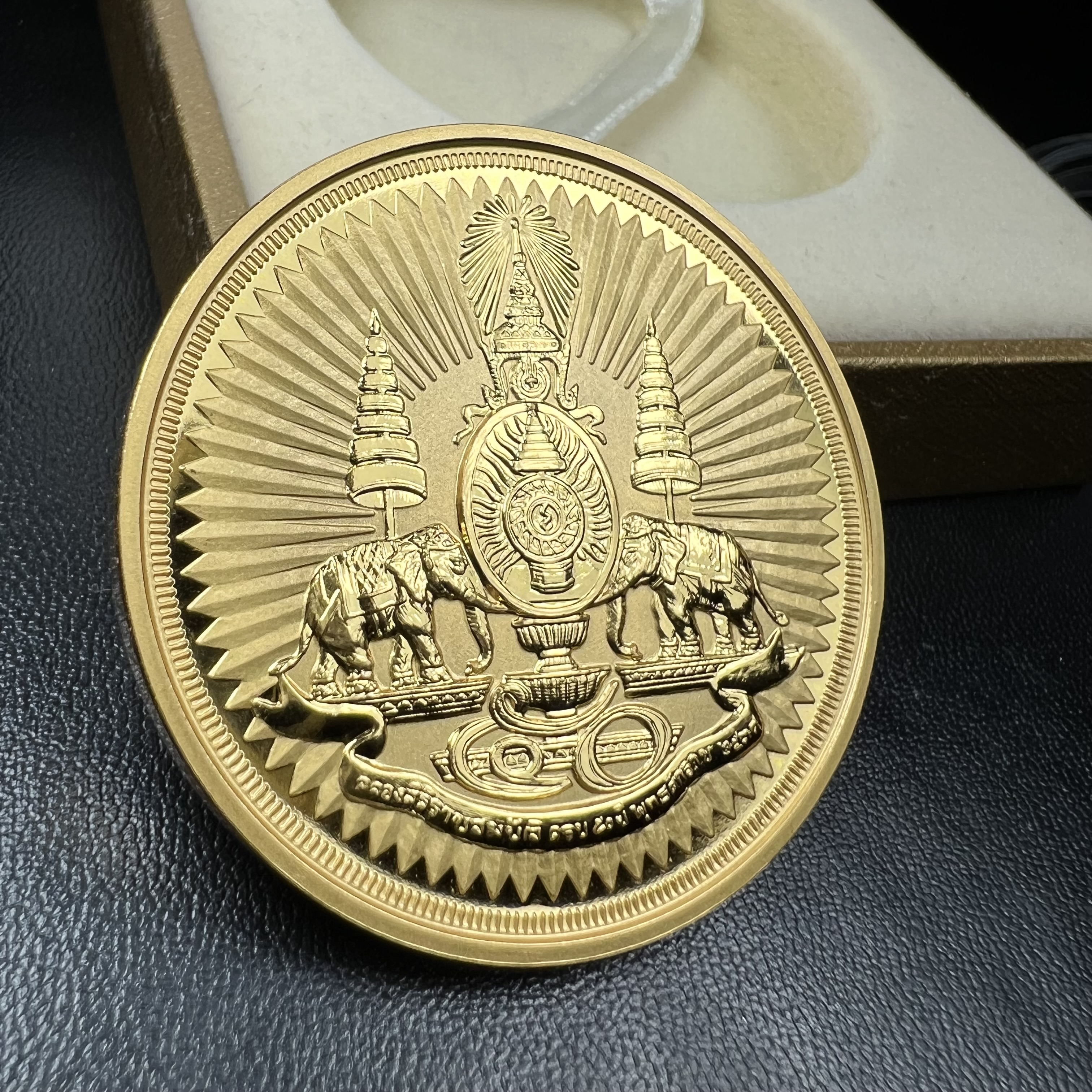 เหรียญตราสัญลักษณ์พระราชพิธีกาญจนาภิเษก สองหน้า เนื้อทองชุบ ขนาด 4 ซม.(เป็นขนาดที่พบเจอน้อยหายากสุดในรุ่น) ที่ระลึกเนื่องในพระราชพิธีฉลองสิริราชสมบัติครบ 50 ปีพ.ศ.2539 จัดสร้างโดยบริษัทการบินไทย (สภาพสวยดุจทองคำพร้อมใบรับรองเดิมกล่องบรรจุครบสมบูรณ์)หายาก