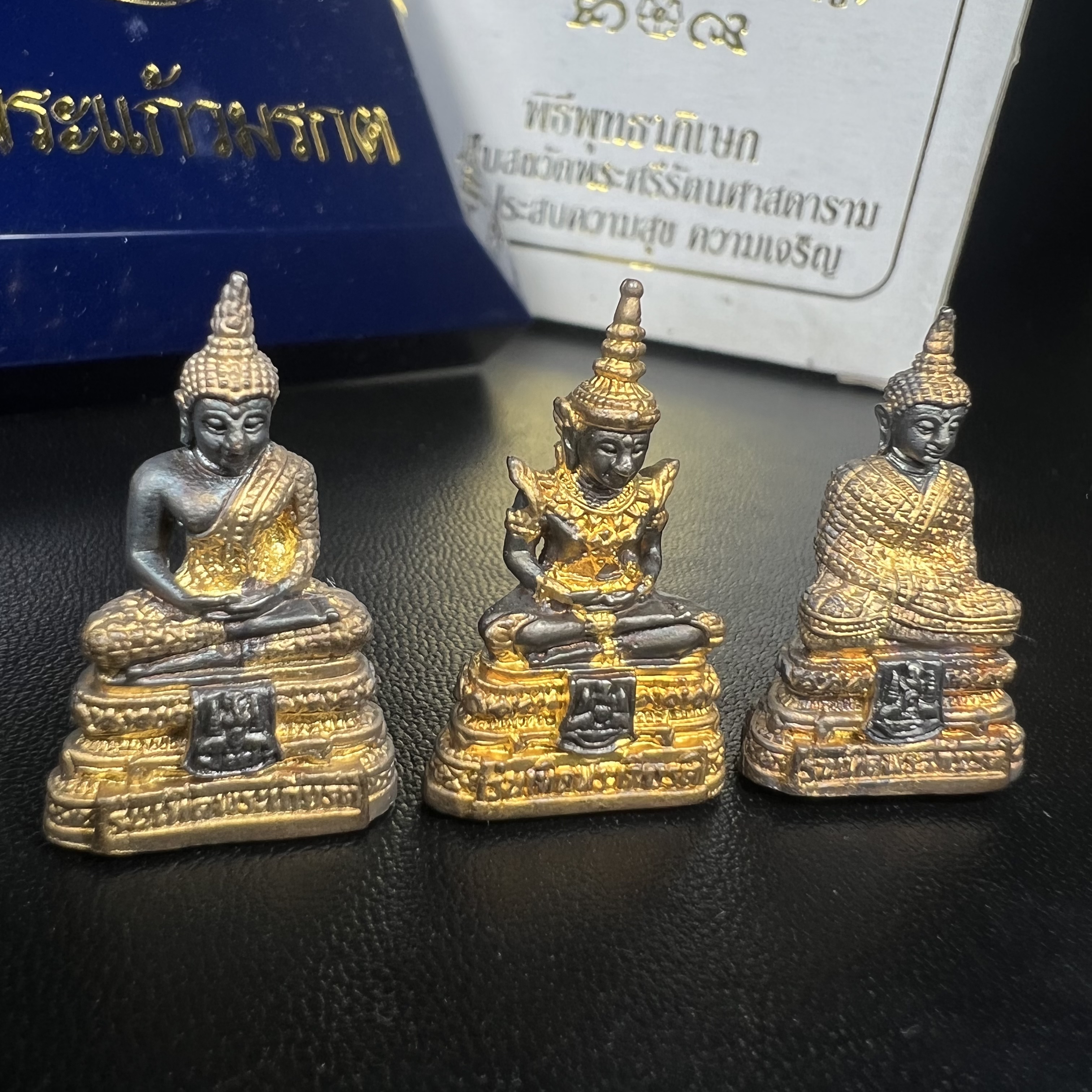 พระแก้วมรกต รุ่นเทิดพระเกียรติ พิธีมหาพุทธาภิเษก ณ.วัดพระศรีรัตนศาสดาราม วันเสาร์ห้าที่ 26 เม .ย. 2540 ชุด 3 ฤดู (1 ชุด 3 องค์)เนื้อสองกษัตริย์ ผิวเดิมครบชุดพร้อมกล่องบรรจุเดิม