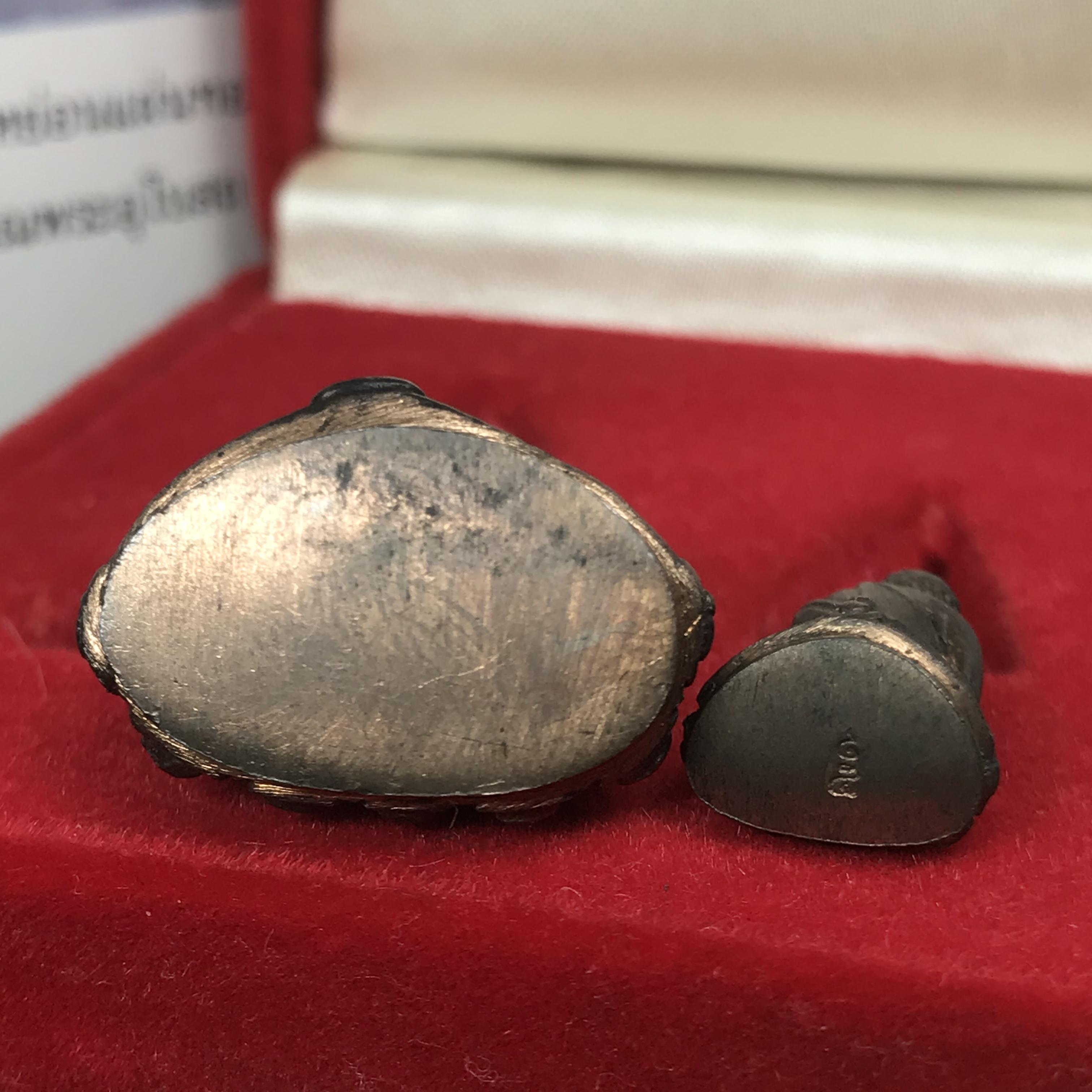 พระกริ่ง-พระชัยวัฒน์ ปวเรศ ปี2530 วัดบวรนิเวศราชวรวิหาร(ในหลวง ร.9 เสด็จเททอง)(บรรจุเส้นเกศาในหลวงรัชกาลที่9)พร้อมสูจิบัตรเดิมตอนจัดสร้าง(สภาพสวยครบสมบูรณ์) (องค์หน้าใหญ่)(องค์ทองทบ)แบบพิมพ์นิยมหายาก