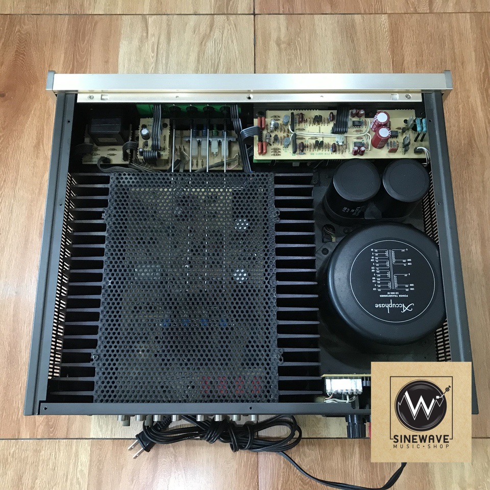 Integrated Amp ยี่ห้อ Accuphase รุ่น E-301 (Made in Japan) ไฟ 220Volts