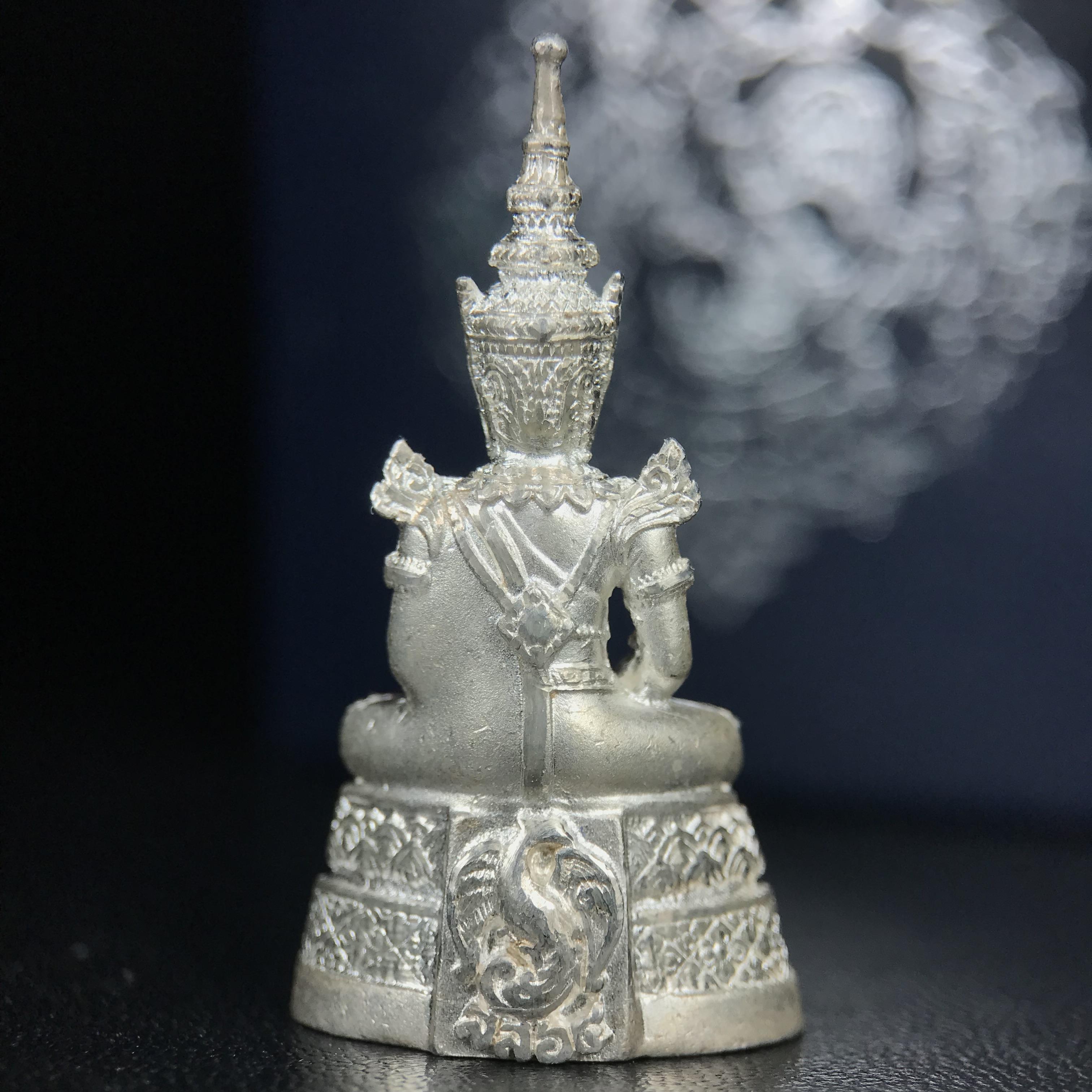 พระแก้วมรกต กรมสรรพสามิตจัดสร้างขึ้นเนื่องในโอกาสครบรอบ 64 ปีของกรมสรรพสามิต และเนื่องในวโรกาสที่พระบาทสมเด็จพระเจ้าอยู่หัวรัชกาลที่ 9 ทรงครองราชย์ครบ50ปีเมื่อ พ.ศ.2539 เนื้อเงินทรายนวลขัดเงา พร้อมกล่องบรรจุเดิมสวยครบสมบูรณ์