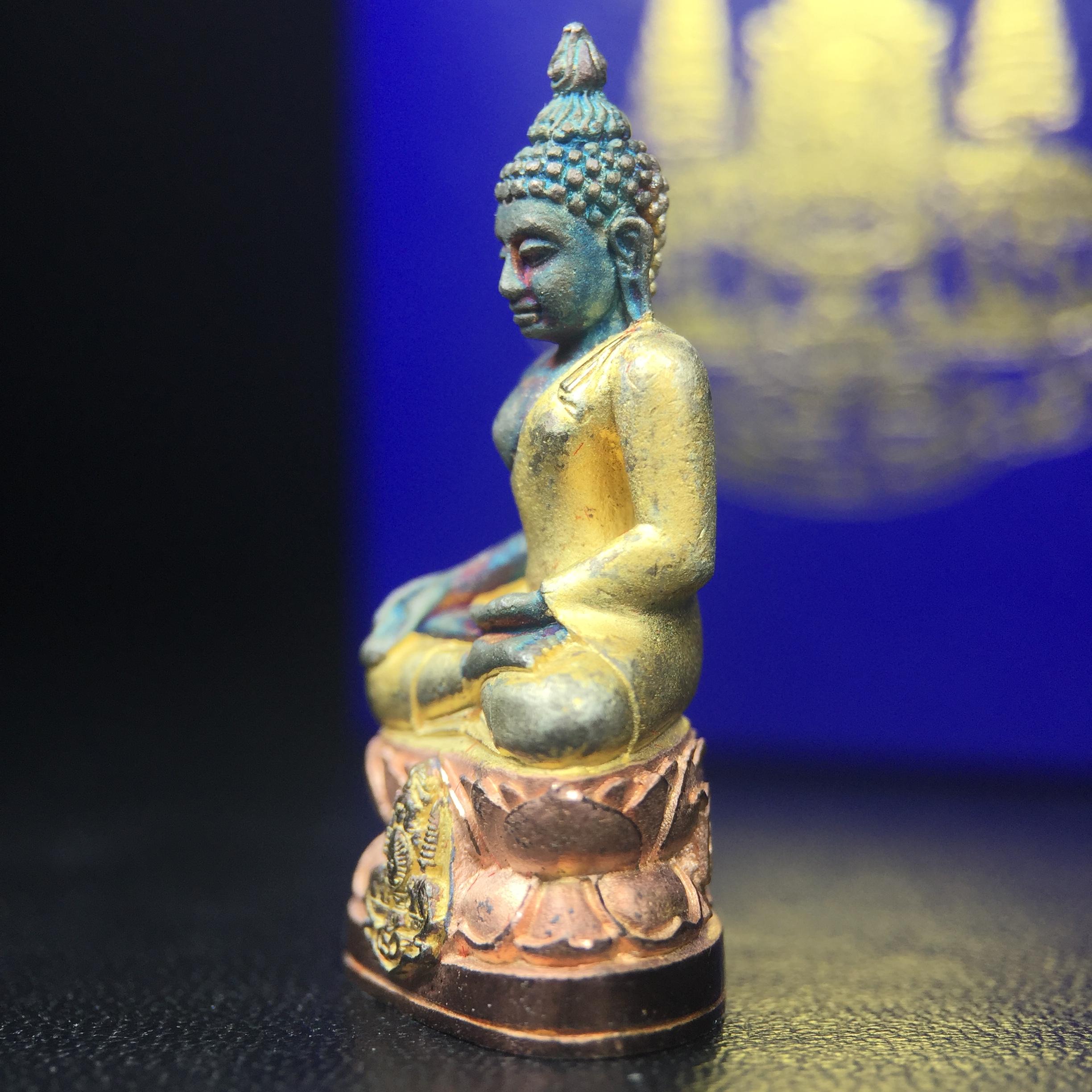 พระกริ่งไพรีพินาศ ครองสิริราชสมบัติครบ 50 ปี พ.ศ.2540 เนื้อเงินสามกษัตริย์ ผิวเดิมๆขึ้นสีรุ้งธรรมชาติแบบนิยม(สเน่ห์พระเนื้อเงินสีสันที่ธรรมชาติสรรค์สร้าง)พร้อมกล่องบรรจุเดิมครบ(เข้มขลังทรงอานุภาพยิ่งใหญ่ กำราบศัตรูพ่ายสิ้น พระไพรีพินาศ)(หายาก)1ใน539 องค์