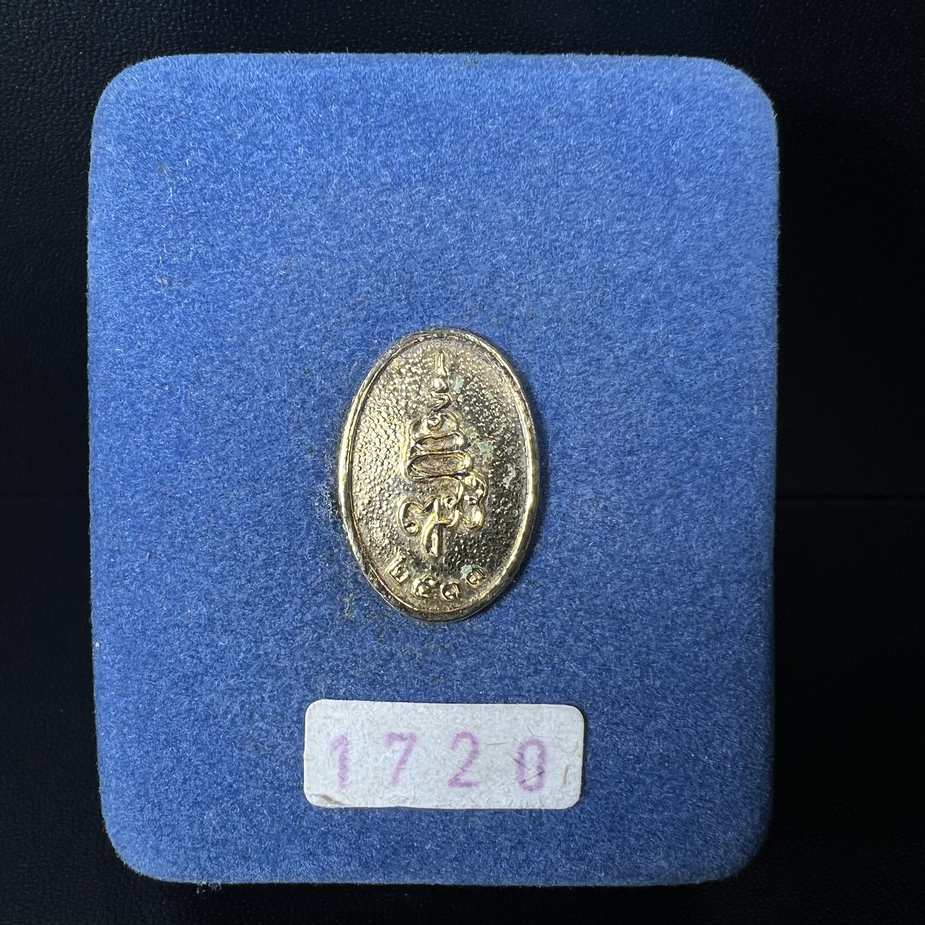 หลวงพ่อพระพุทธโสธร รุ่น ญสส. ปี 2533 พิมพ์ใหญ่เนื้อเงินผสมชนวน ผิวเดิมสวยเข้มขลังพร้อมกล่องบรรจุเดิมครบ(สมเด็จพระญาณสังวร สมเด็จพระสังฆราช เสด็จเป็นองค์ประธานเททอง)พระดีพิธีใหญ่ชนวนมวลสารเข้มขลังและเป็นอีกหนึ่งผลงานของนายช่างเกษม มงคลเจริญ งดงามทรงคุณค่า