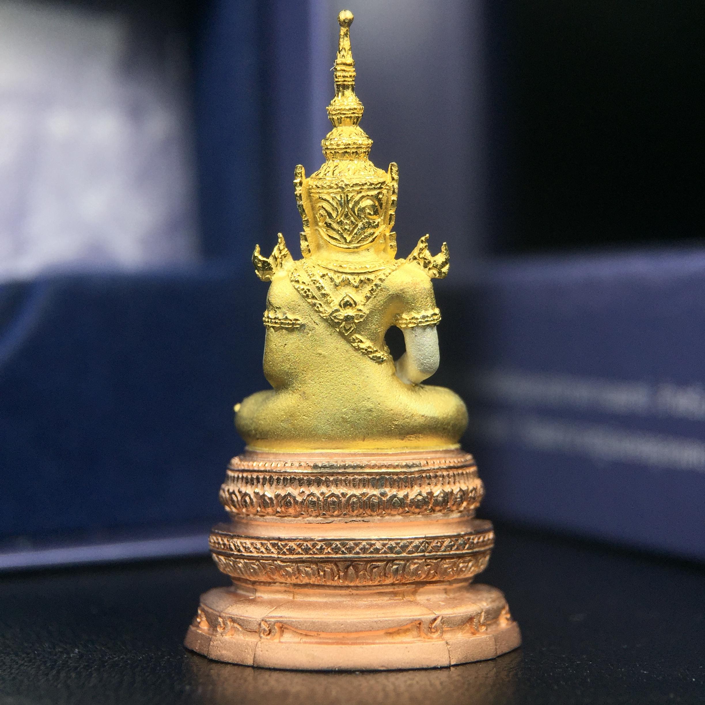 พระแก้วมรกต ภปร. ปี2547 จัดสร้างโดย รพ.ภูมิพลฯ เนื้อเงิน (3 กษัตริย์)ลอยองค์ หน้าตัก 1/2 นิ้ว งดงามทรงคุณค่าอีกหนึ่งรุ่นยอดนิยม หายาก(1ใน3000องค์)