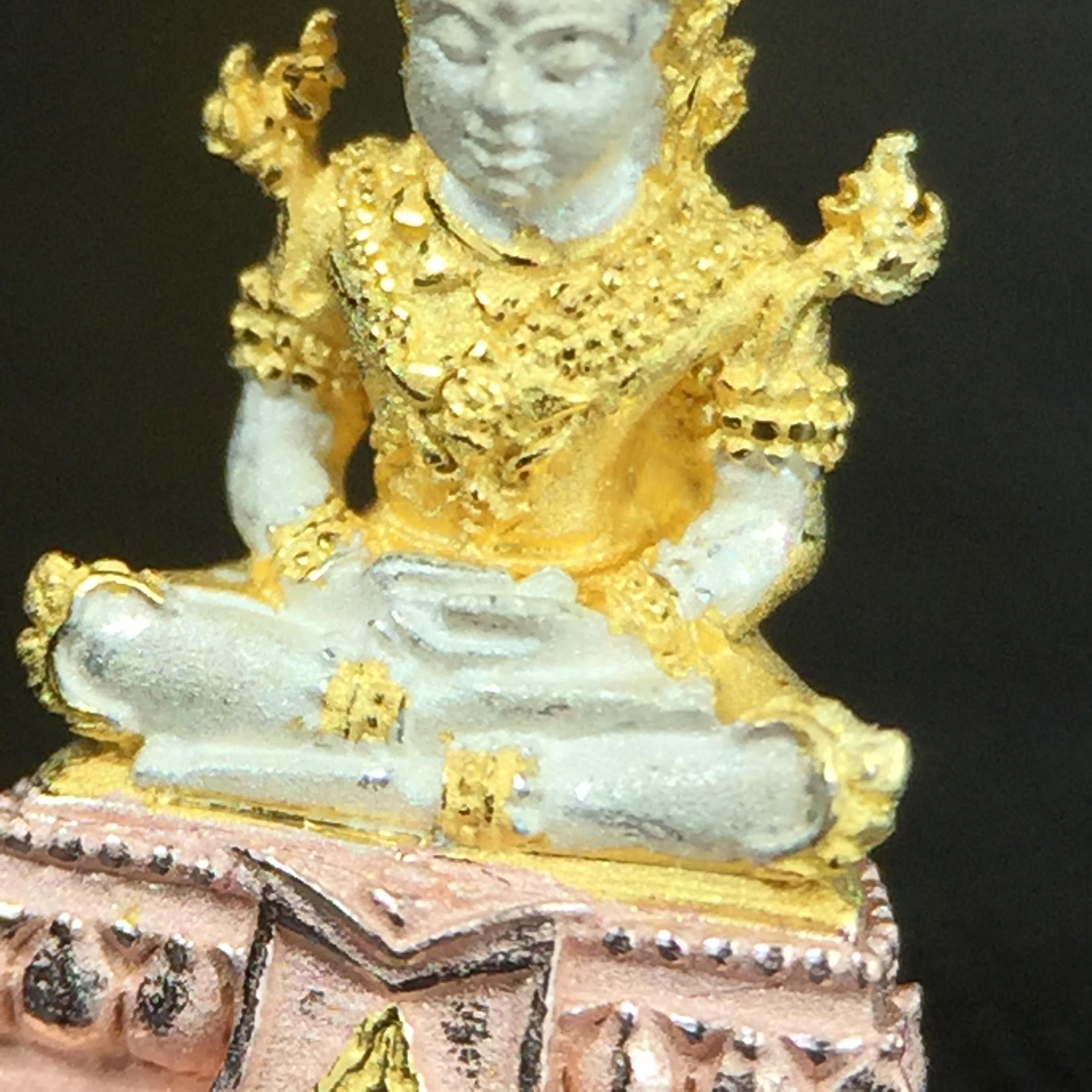 พระแก้วมรกต(จำลอง)ลอยองค์ ขนาดหน้าตัก 1/4 นิ้ว ทรงเครื่องฤดูร้อน เนื้อเงินสามกษัตริย์ ตราสัญลักษณ์ฉลองสิริราชสมบัติครบ 60 ปี พ.ศ.2549(สภาพสวย ครบ สมบูรณ์)