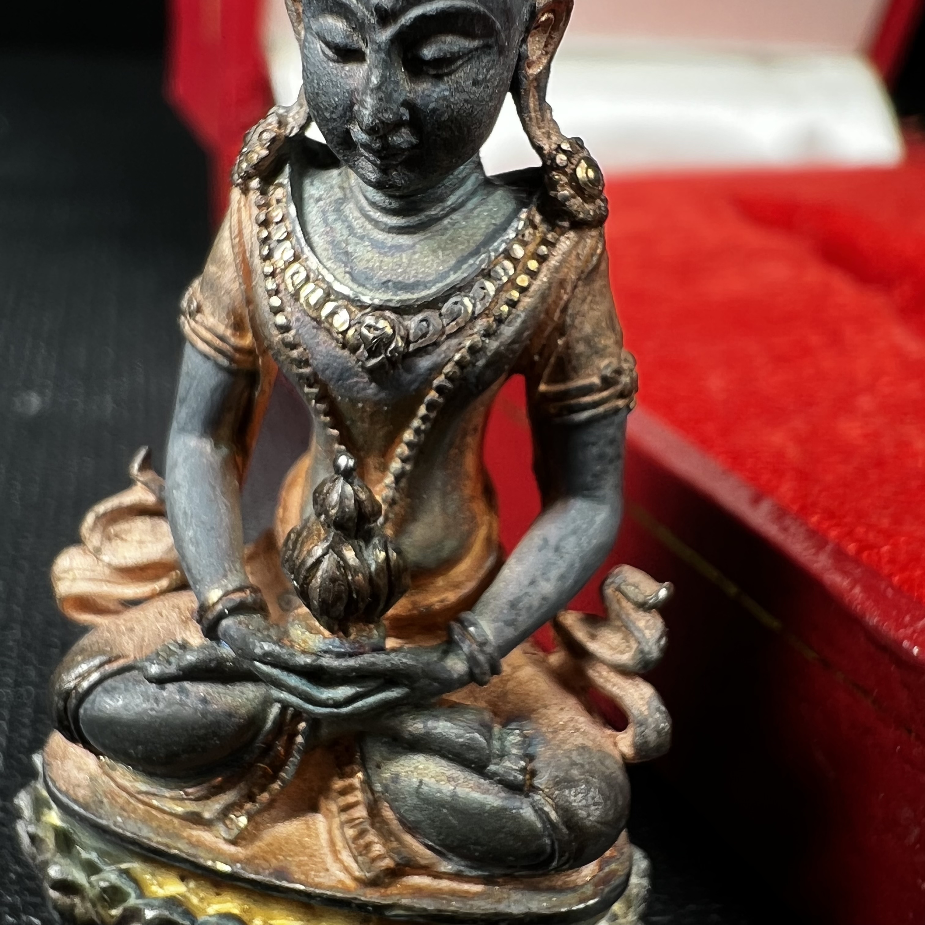 พระกริ่งอวโลกิเตศวร ( เจ้าแม่กวนอิม ) วัดโพธิ์แมนคุณาราม เนื้อเงิน 3 กษัตริย์ พ่นทราย(ผิวเดิม ขึ้นสีรุ้งธรรมชาติ แบบนิยม เสน่ห์ของพระเนื้อเงิน) รุ่นอุดมโภคทรัพย์ พ.ศ.2539(อีกหนึ่งรุ่นยอดนิยม พุทธศิลป์สวยงดงาม)