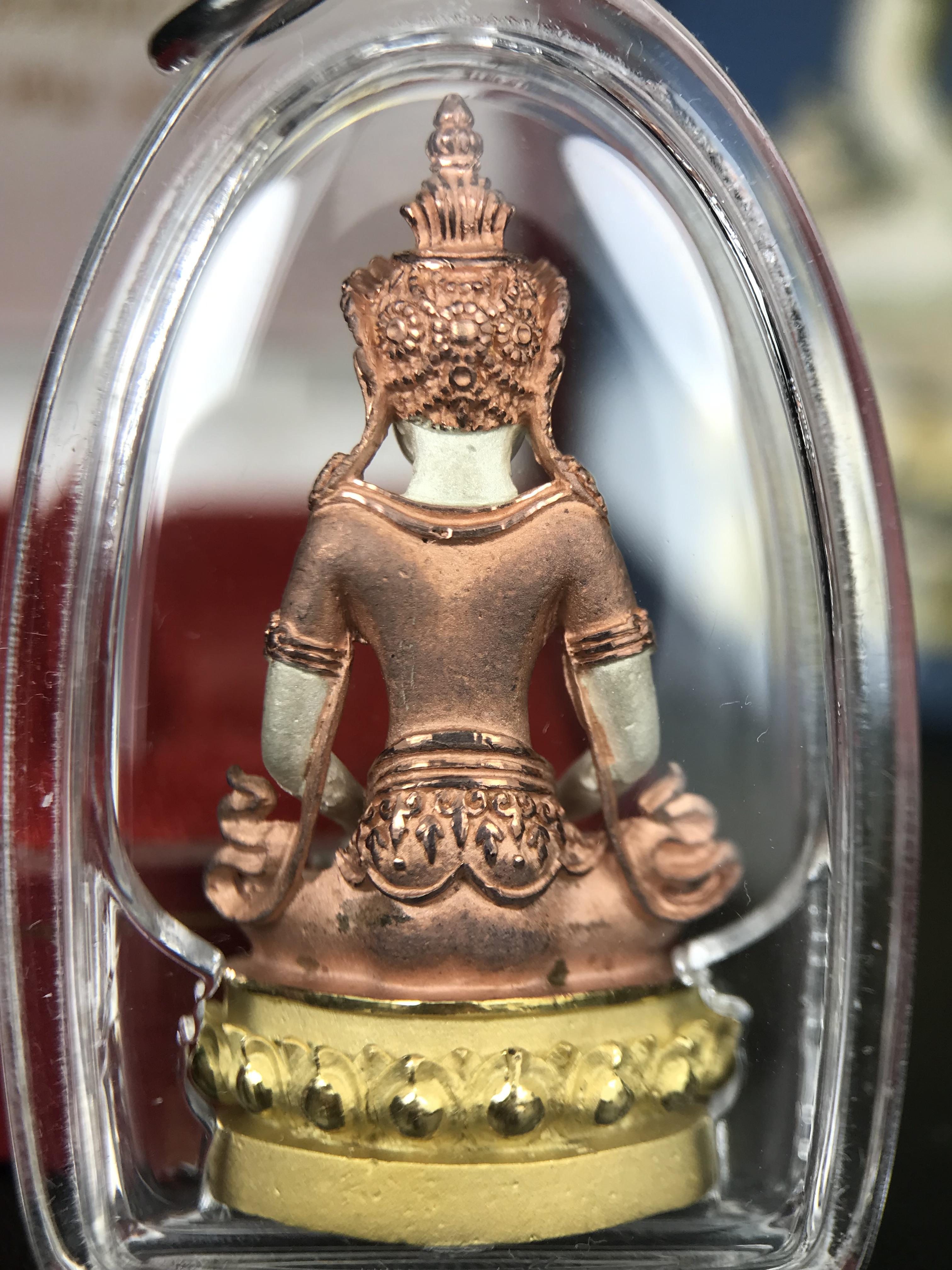 พระกริ่งอวโลกิเตศวร ( เจ้าแม่กวนอิม ) วัดโพธิ์แมนคุณาราม รุ่นอุดมโภคทรัพย์ พ.ศ.2539 เนื้อเงิน 3 กษัตริย์ พ่นทราย(ผิวเดิมสวย เลี่ยมกรอบกันน้ำพร้อมใช้บูชา) (พร้อมกล่องบรรจุการ์ดใบรับรองเดิมครบ) (อีกหนึ่งรุ่นยอดนิยม พุทธศิลป์สวยงดงาม)*ตอกโค๊ตและหมายเลข ๓๘๙๔*