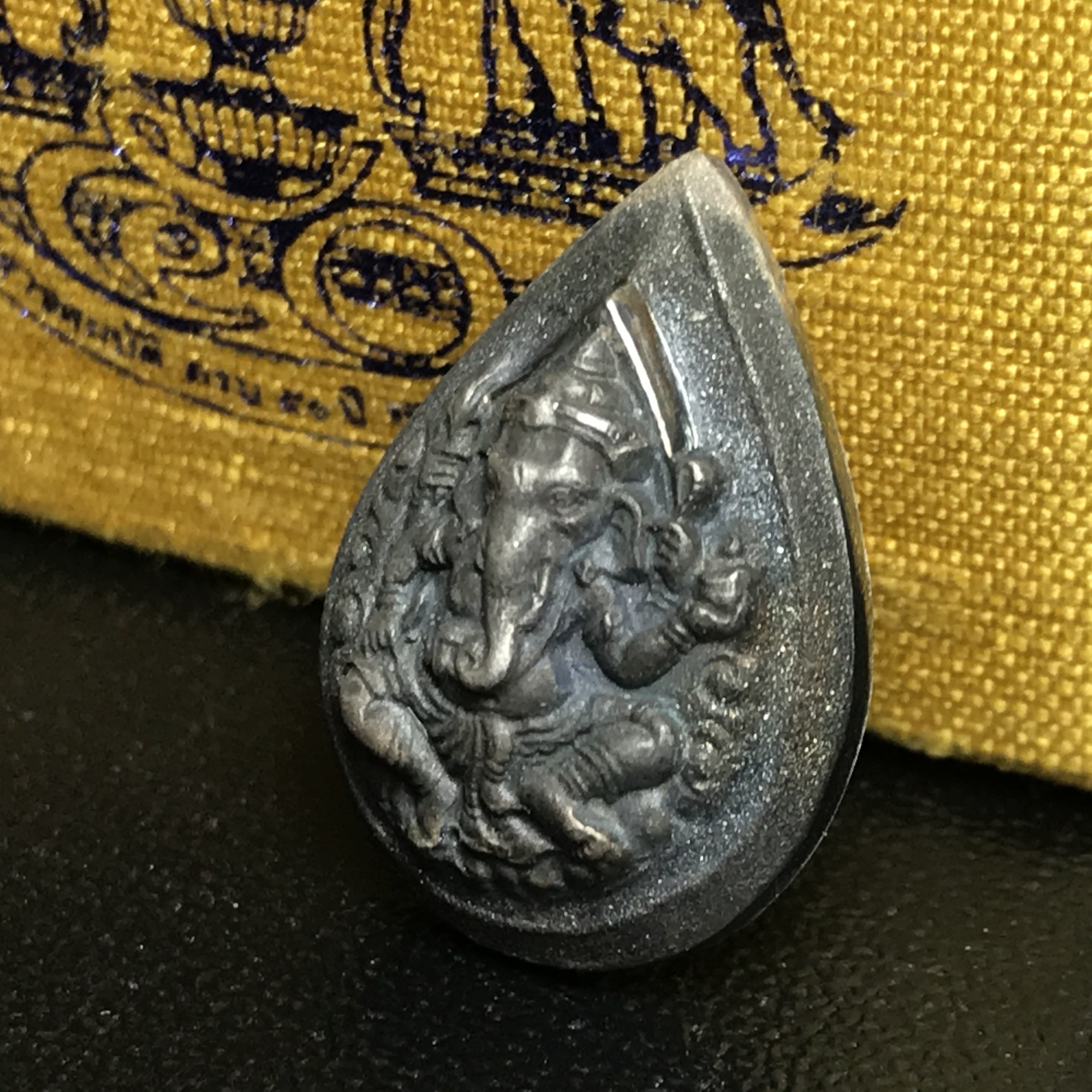 เหรียญพระพิฆเนศวร ญสส. ชุดกาญจนาภิเษกครองราชย์ 50 ปี พุทธศักราช 2538 พิมพ์เล็ก(1.9 ซม.) เนื้อเงินผิวเดิมกลับดำเข้มขลังงดงามธรรมชาติ สภาพสวยเดิมพร้อมกล่องบรรจุเดิม ตอกโค๊ดหมายเลขกำกับ(1ใน1000องค์)