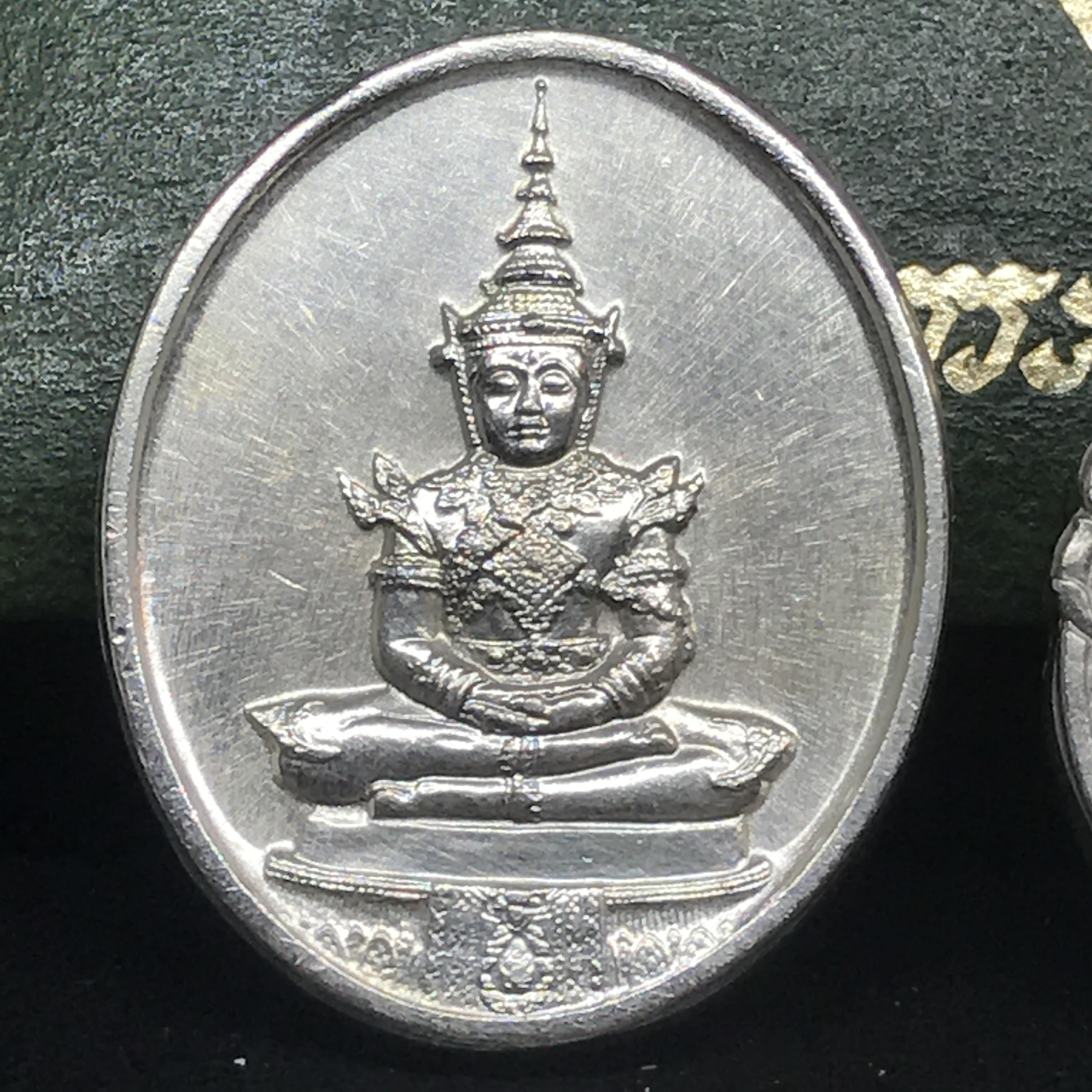 เหรียญพระแก้วมรกตหลัง ภปร ฉลองกรุงรัตนโกสินทร์ครบ 200 ปี พ.ศ.2525 เนื้อเงินกล่องบรรจุเดิมครบ3พิมพ์(บล็อกพระราชศรัธา)(ในหลวงรัชกาลที่9 เสด็จในพิธี)