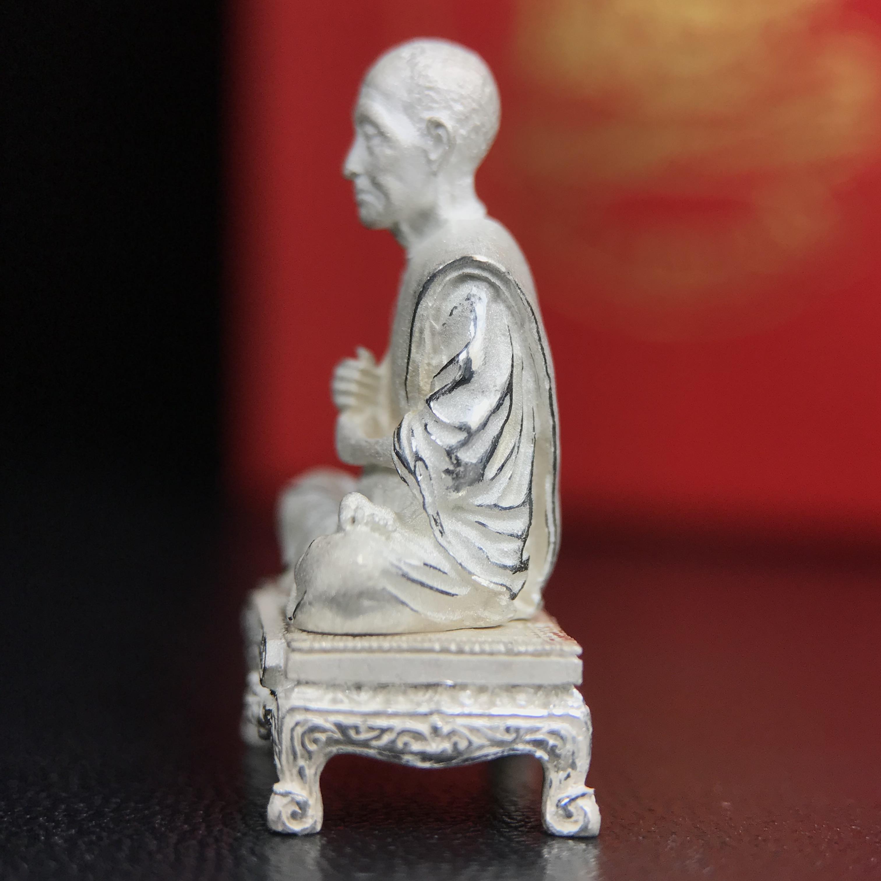 สมเด็จพุฒาจารย์ (โต พรหมรังสี) อนุสรณ์ 128 ปี สมเด็จพระญาณสังวร สมเด็จพระสังฆราช ทรงเมตตาอธิฐานจิต ปี 2543 มหาพุทธาภิเษก 3วาระ รูปเหมือนลอยองค์พิมพ์ใหญ่เนื้อเงิน ขนาด 1.5 x 2.5 ซม. ทรงคุณค่าทั้งด้านความงานด้านพุทธศิลป์ และพุทธคุณ(องค์หมายเลข ๑๐๘(เลขสวย)