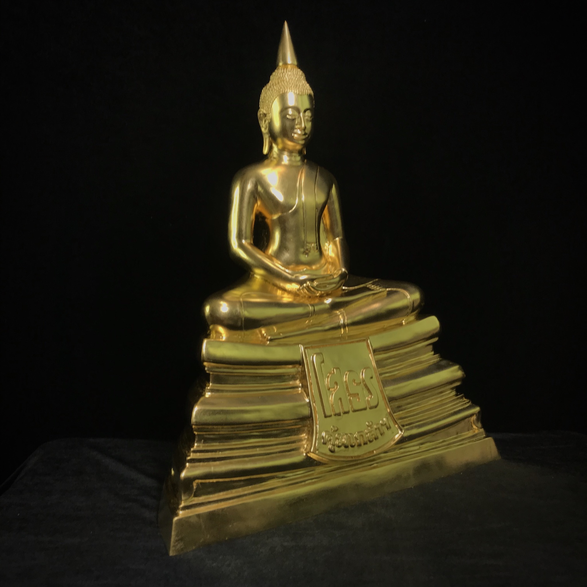 พระพุทธโสธร ทองประทาน คุ้มเกล้าฯ ปวงประชา ภปร.(ใต้ร่มพระบารมี คุ้มเกล้า) 60ปี โรงพยาบาลภูมิพลฯ พ.ศ.2552 เนื้อโลหะบรอนซ์ ลงรักปิดทอง(ขนาดบูชาหน้าตัก 9 นิ้ว)บรรจุมวลสาร“ทองคำศักดิ์สิทธิ์”ที่ปิดองค์หลวงพ่อมากว่า 100 ปี ตอกโค๊ดหมายเลข ๑๕๘(1 ใน 2000 องค์)หายาก