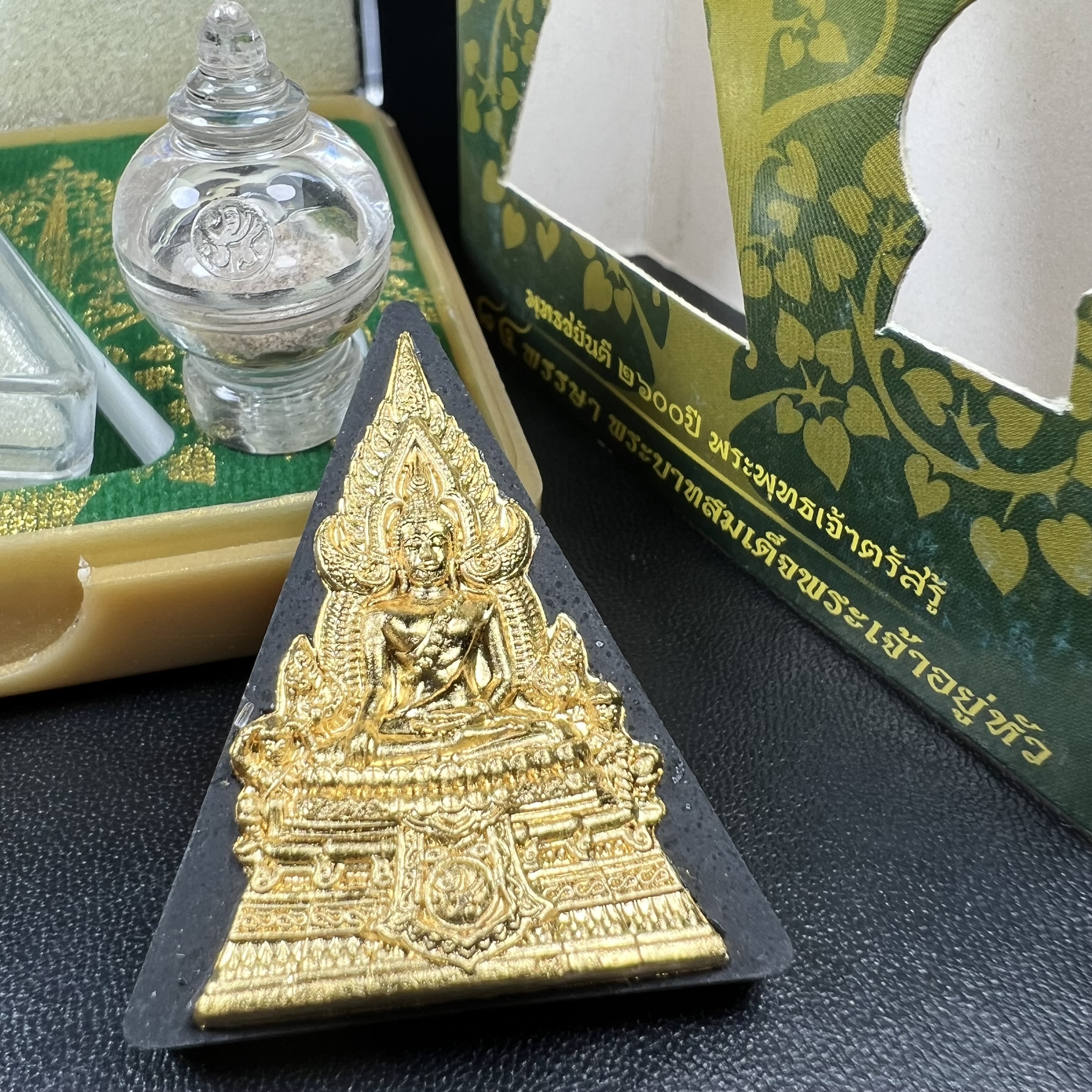 พระพุทธชินราช(จำลอง)ภปร. 84พรรษา เนื้อผงปิดทองด้านหน้า หลัง ภ.ป.ร. ยิงทอง(พระราชทานมวลสาร จิตรลดาและเส้นพระเจ้า ร.9(เส้นผม))ทรงคุณค่าอีกหนึ่งรุ่นยอดนิยม