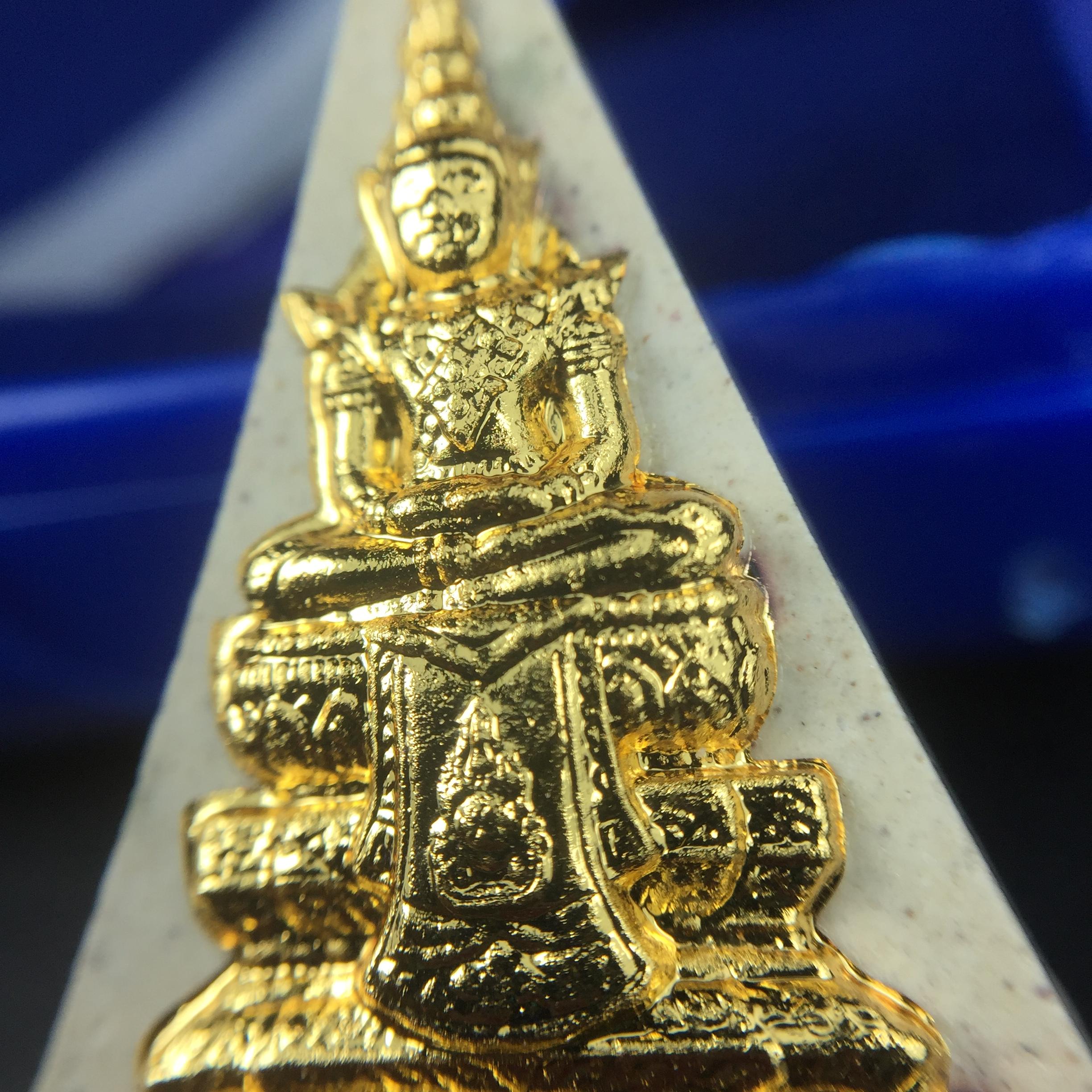 พระแก้วมรกต(จำลอง)ทรงเครื่องฤดูร้อน พระผงบูชา ด้านหน้าปิดทอง ด้านหลังตราสัญลักษณ์ฉลองสิริราชสมบัติครบ 60ปี เนื้อเงินขึ้นสีรุ้งธรรมชาติสร้างสรรค์งดงาม(รุ่นนี้ได้พระราชทานเส้นพระเจ้า(เส้นผม)รัชกาลที่9ในการจัดสร้าง)