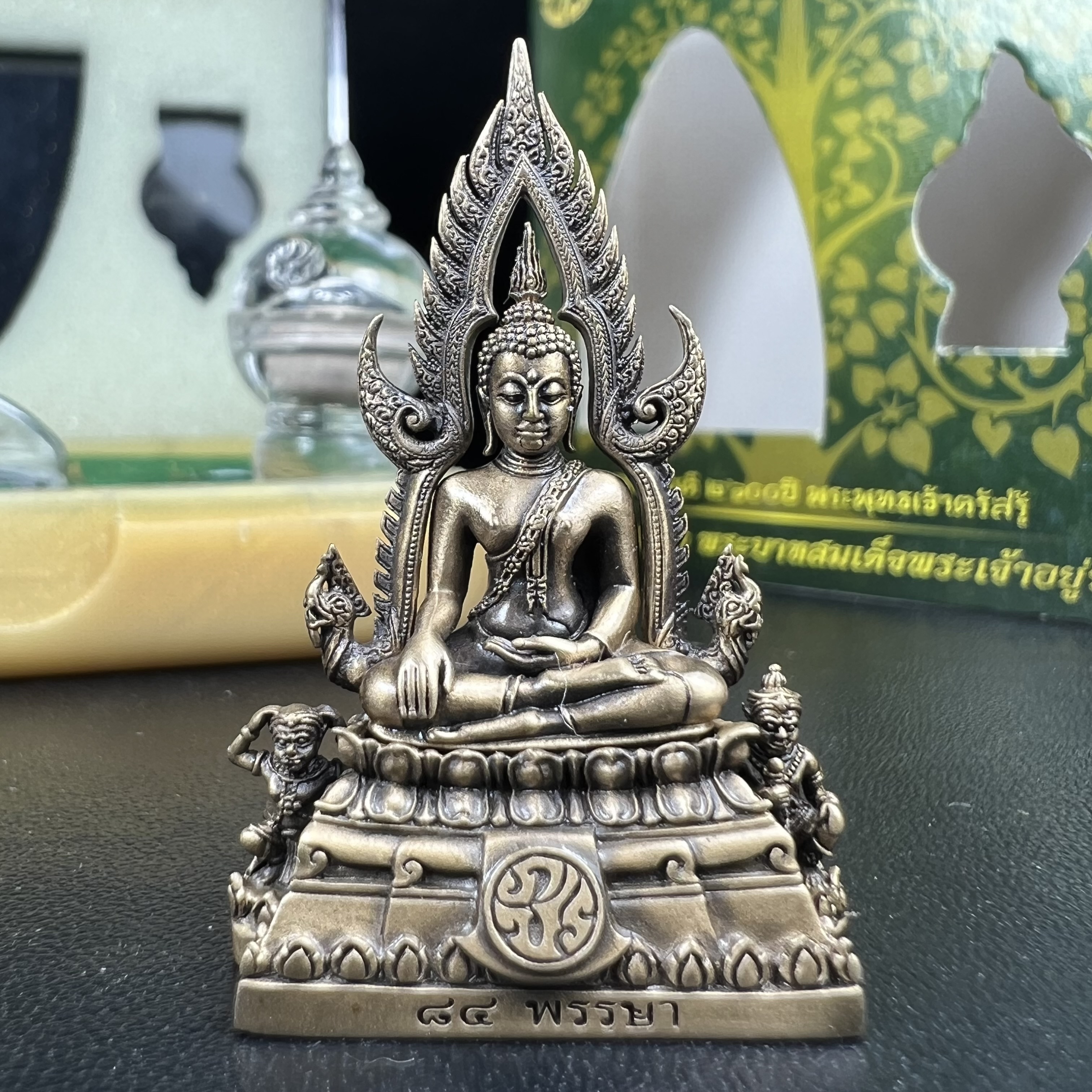 พระพุทธชินราช(จำลอง) ภปร. 84 พรรษา ปี 2554 เนื้อบรอนซ์รมดำซาติน พิมพ์กลางขนาดหน้าตัก 1/2 นิ้ว(พระราชทานมวลสาร จิตรลดาและเส้นพระเจ้า(เส้นผม)รัชกาลที่9)พุทธศิลป์ทรงคุณค่าอีกหนึ่งรุ่นยอดนิยม(หมายเลขสวย ๑๘๑))