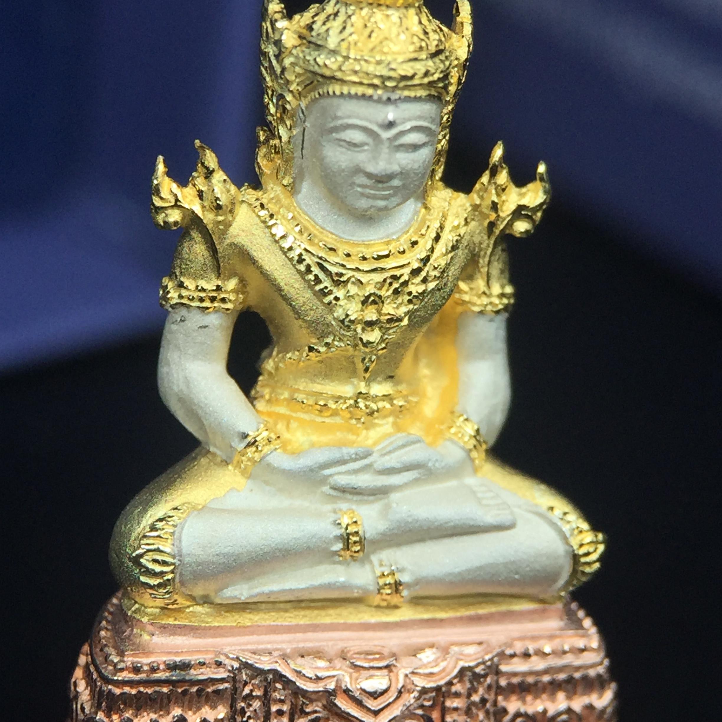 พระแก้วมรกต ภปร. ปี2547 จัดสร้างโดย รพ.ภูมิพลฯ เนื้อเงิน (3 กษัตริย์)ลอยองค์ หน้าตัก 1/2 นิ้ว งดงามทรงคุณค่าอีกหนึ่งรุ่นยอดนิยม หายาก(1ใน3000องค์)