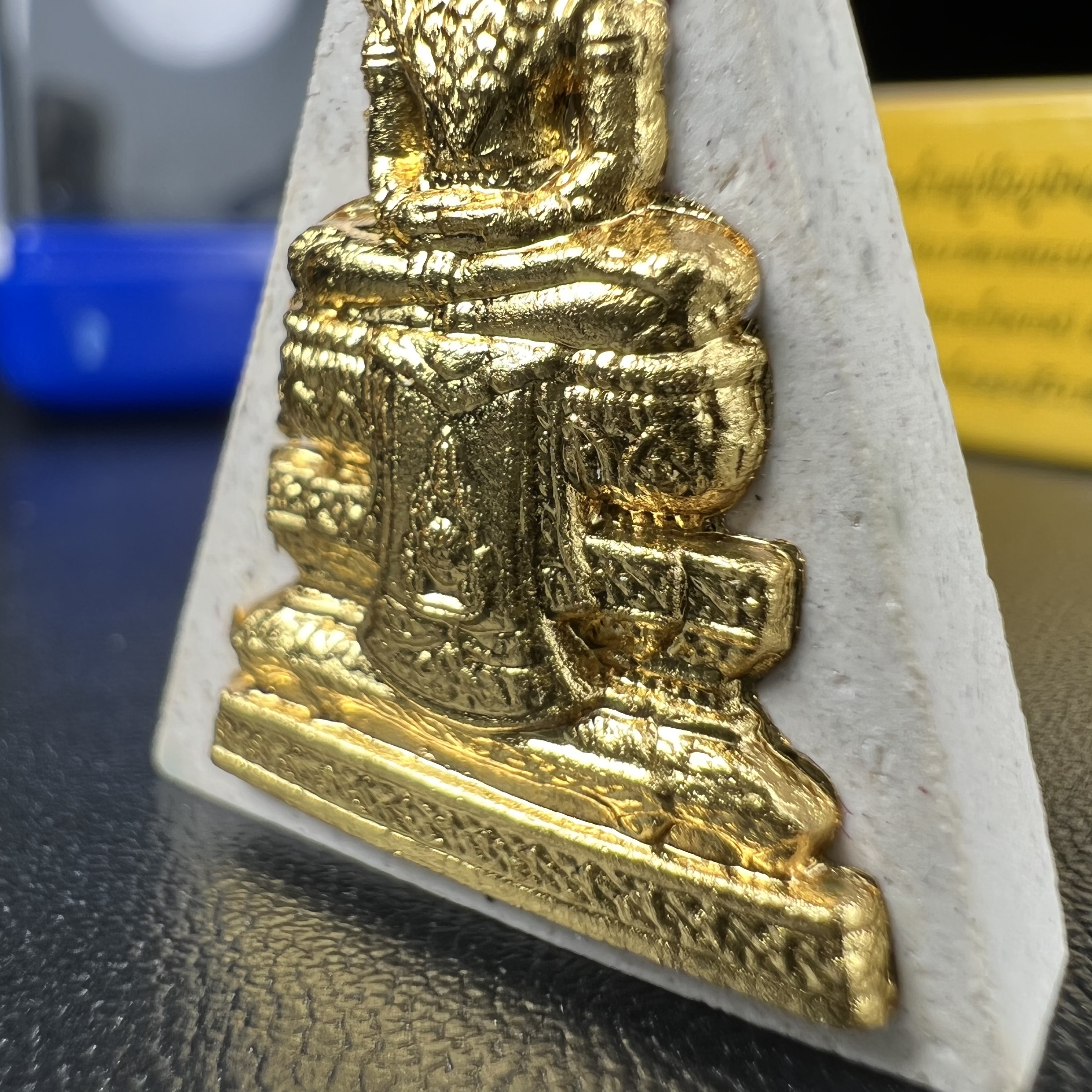 พระแก้วมรกต(จำลอง)ทรงเครื่องฤดูร้อน พระผงบูชา ด้านหน้าปิดทอง ด้านหลังตราสัญลักษณ์ฉลองสิริราชสมบัติครบ 60ปี เนื้อเงิน(รุ่นนี้ได้พระราชทานเส้นพระเจ้า(เส้นผม)รัชกาลที่9ในการจัดสร้าง)