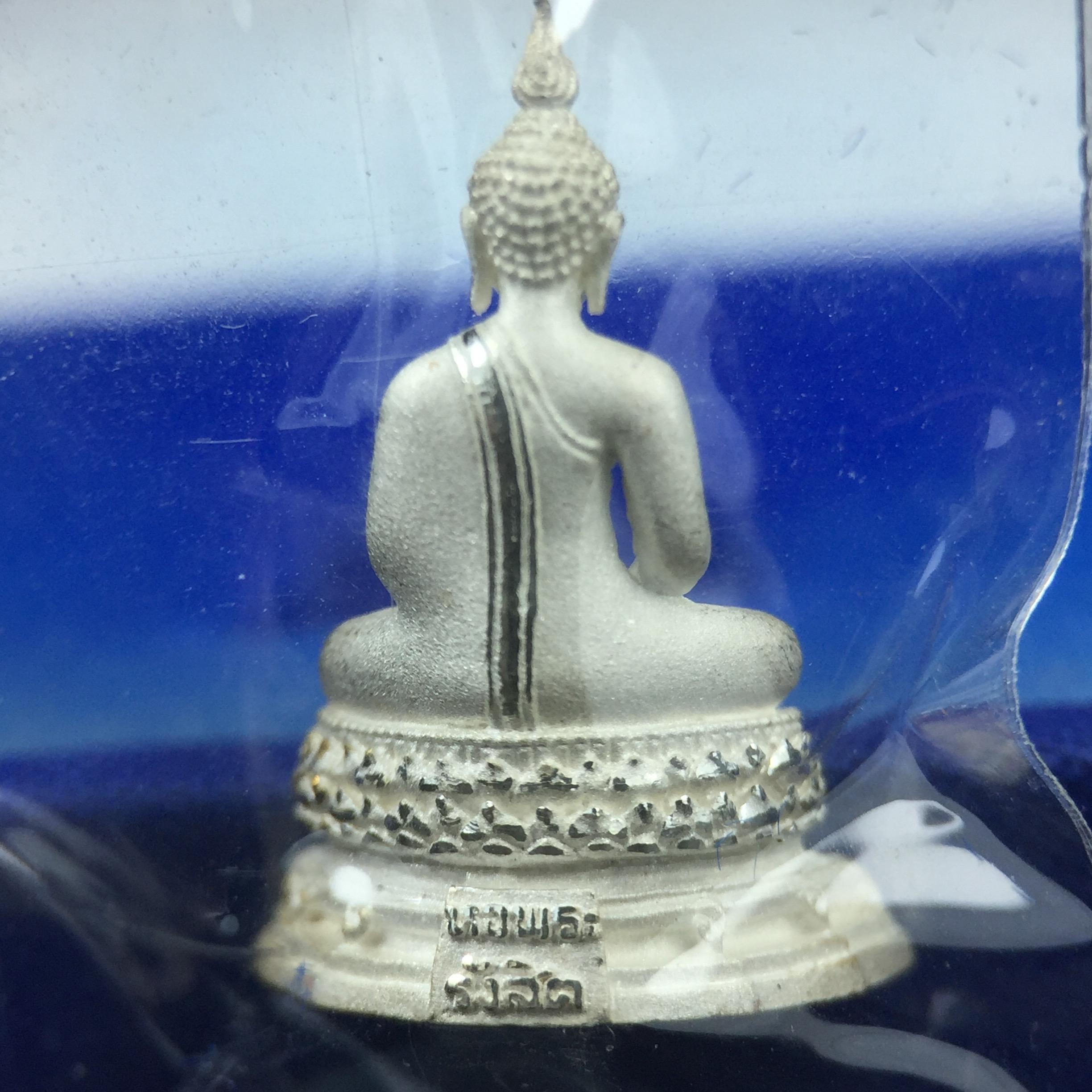 พระชัยวัฒน์พุทธสิหิงค์ ภปร. รุ่นสร้างหอพระธรรมศาสตร์ ปี2542 เนื้อเงิน(ผิวเดิม ซีนซองเดิม กล่องครบสวยสมบูรณ์) มหาพิธี 3วาระอันยิ่งใหญ่(ตอกโค๊ตและหมายเลข)1ใน 10000 องค์