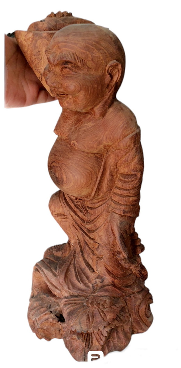 ไม้แกะสลัก สังกัจจายน์จีนถือก้อนทอง 37cm