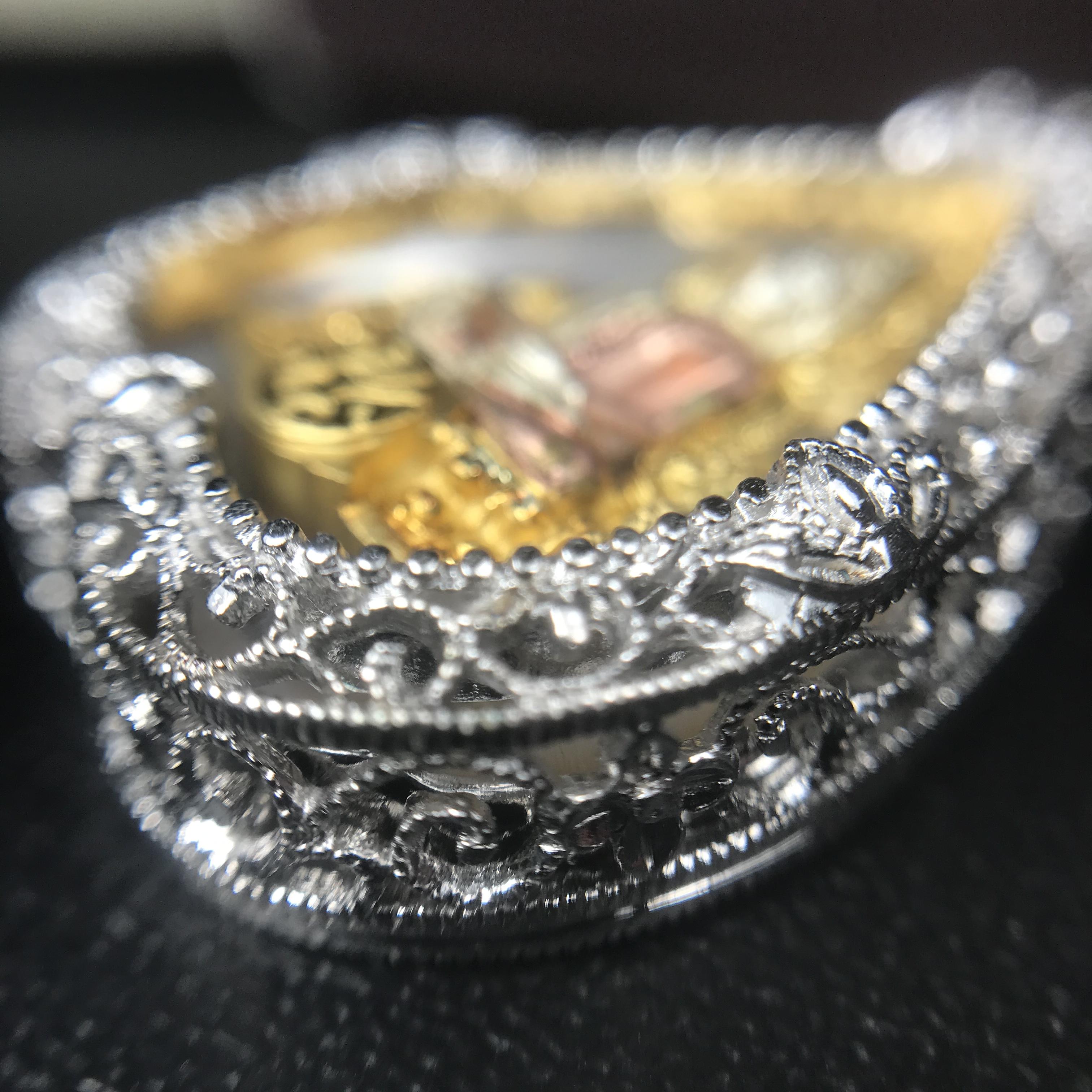 พระพุทธชินราช ภปร. โครงการ "เพราะแผ่นดินนี้ คือ แผ่นดินเกิด" ปี2548(รุ่นแรก) เหรียญทรงใบโพธิ์ ขนาด 21 x 29 มม. เนื้อเงินสามกษัตริย์ องค์พระชุบสามกษัตริย์ ล้อมด้วยกรอบเงินชุบทองคำขาวสลักเสลาเป็นลวดลายละเอียดอ่อน ส่วนพื้นองค์พระเป็นเปลือกหอยมุข