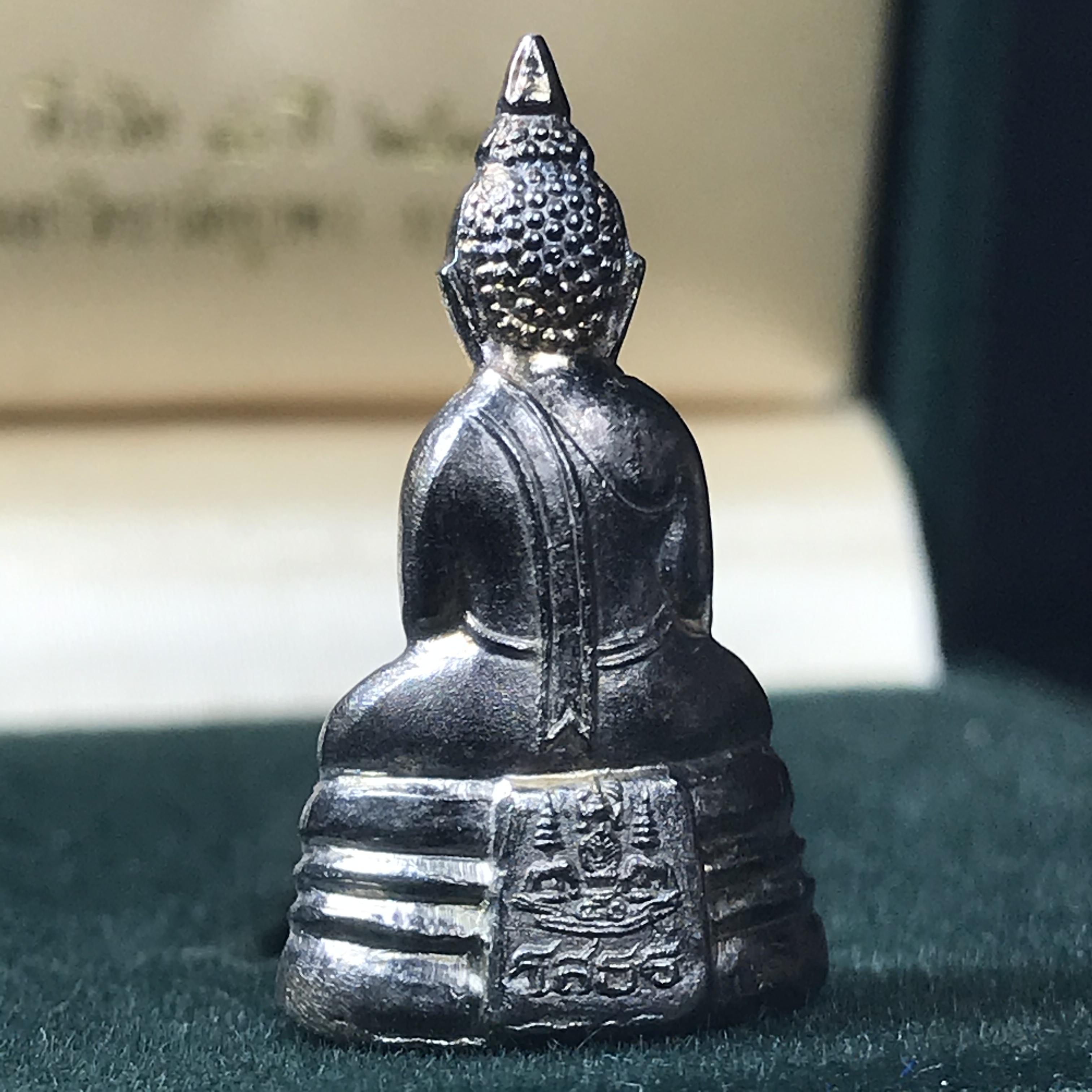 พระกริ่งพุทธโสธร ภปร. รุ่นกาญจนาภิเษก ปี2539 เนื้อเงิน(ผิวเดิมกลับดำเข้มขลังสภาพสวย)(พิธีใหญ่)