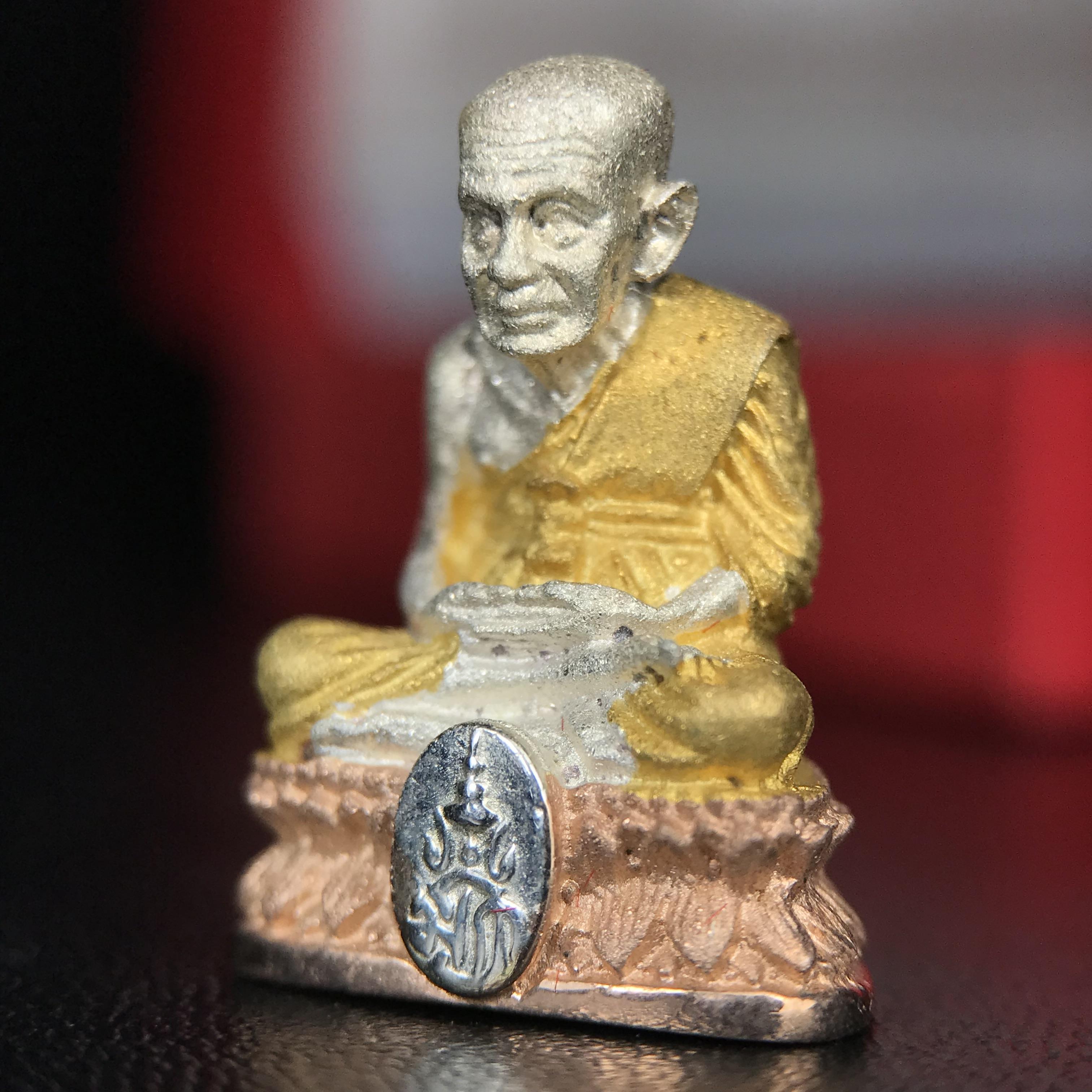 สมเด็จหลวงปู่ทวด วัดช้างให้ รุ่น เฉลิมพระเกียรติ ตราสัญลักษณ์ มวก. พิมพ์ลอยองค์เนื้อเงิน-สามกษัตริย์ ปี 2544 พิธีพุทธาภิเษกใหญ่ ณ อุโบสถวัดช้างให้และอุโบสถวัดพระศรีรัตนศาสดาราม ( วัดพระแก้ว )โดยนิมนต์เกจิชื่อดังสายใต้ทั้งหมดจำนวน 108 รูป