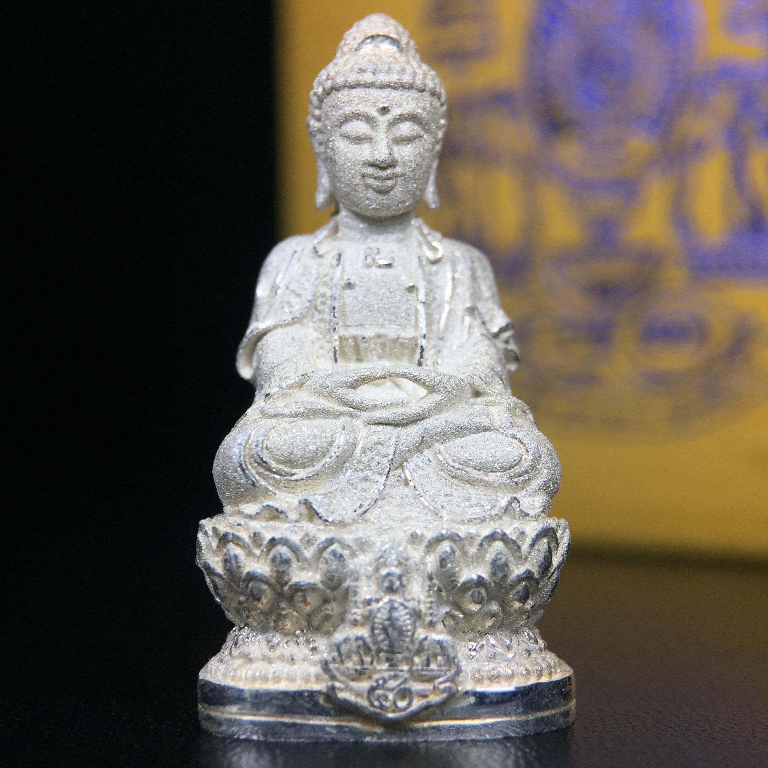 พระกริ่งจีน "ต้าเยิ่นถะ" รุ่น กาญจนาภิเษก ครองราชย์ 50 ปี วัดบวรนิเวศวิหาร ปี2538 เนื้อเงินพ่นทรายขัดเงาบางส่วน 99.99% สูง 3.8 ซม. (คัดสภาพสวยเดิม พิธีใหญ่ พุทธศิลป์งดงาม)1 ใน 6001 องค์