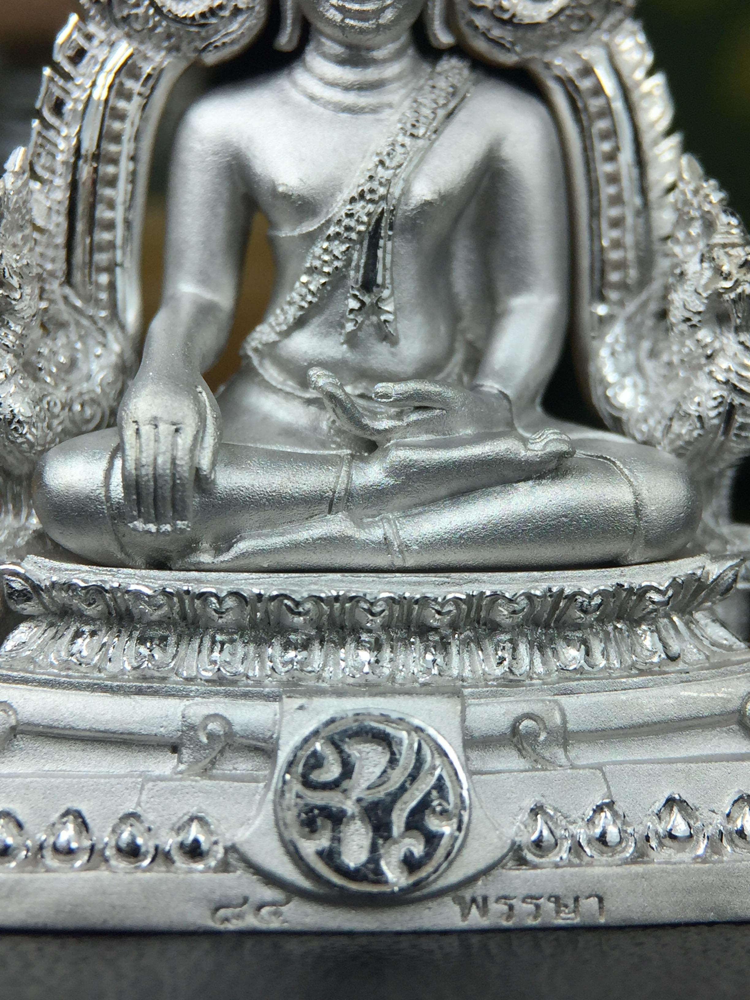 พระพุทธชินราช(จำลอง) ภปร. 84 พรรษา เนื้อเงินชุบทองคำขาว พิมพ์ใหญ่ขนาดหน้าตัก 3/4 นิ้ว(พระราชทานมวลสาร จิตรลดาและเส้นพระเจ้า(เส้นผม))รัชกาลที่9)พุทธศิลป์ทรงคุณค่าอีกหนึ่งรุ่นยอดนิยม(1ใน 3000 องค์)