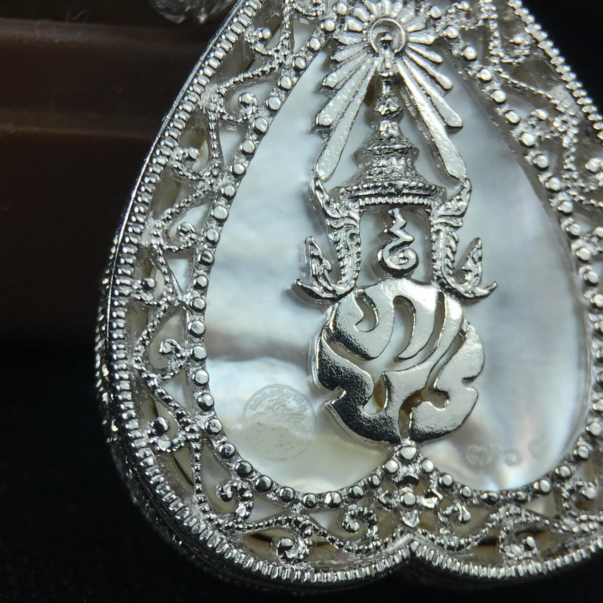 พระพุทธชินราช ภปร. โครงการ "เพราะแผ่นดินนี้ คือ แผ่นดินเกิด" ปี2548(รุ่นแรก) เหรียญทรงใบโพธิ์ ขนาด 21 x 29 มม. เนื้อเงินสามกษัตริย์ องค์พระชุบสามกษัตริย์ ล้อมด้วยกรอบเงินชุบทองคำขาวสลักเสลาเป็นลวดลายละเอียดอ่อน ส่วนพื้นองค์พระเป็นเปลือกหอยมุข