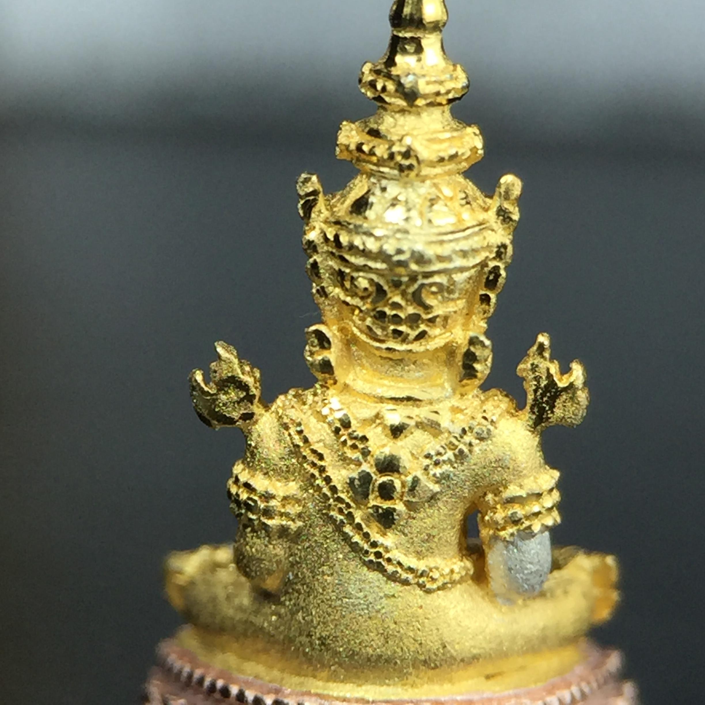 พระแก้วมรกต(จำลอง)ลอยองค์ ขนาดหน้าตัก 1/4 นิ้ว ทรงเครื่องฤดูร้อน เนื้อเงินสามกษัตริย์ ตราสัญลักษณ์ฉลองสิริราชสมบัติครบ 60 ปี พ.ศ.2549(สภาพสวย ครบ สมบูรณ์)