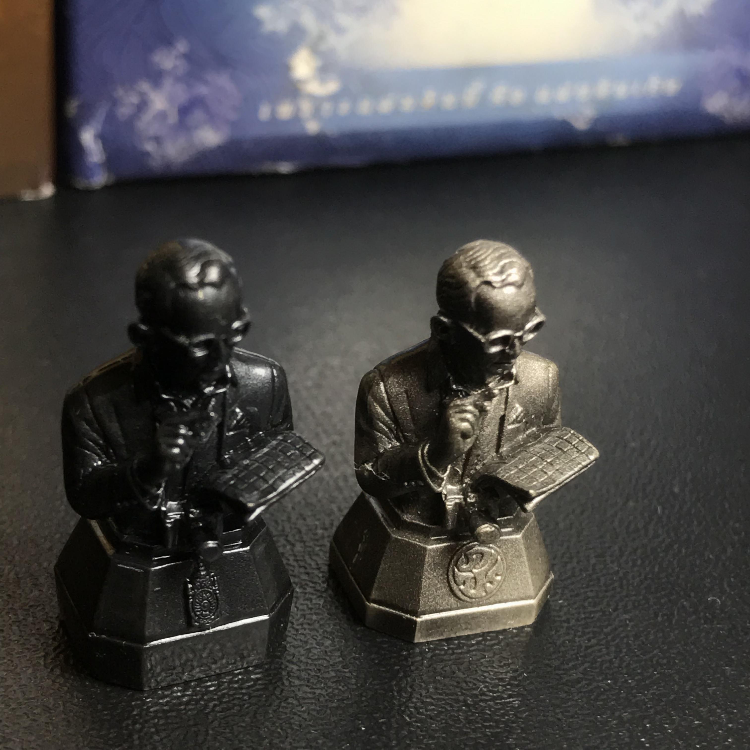 พระบรมรูปพระบาทสมเด็จพระเจ้าอยู่หัว(ทรงงาน)ตราสัญลักษณ์ 80 พรรษา รุ่นเย็นศิระเพราะพระบริบาลปี2550 เนื้อนวโลหะ+พระบรมรูปพระบาทสมเด็จพระเจ้าอยู่หัว(ทรงงาน)ตรา ภ.ป.ร. รุ่นเพราะแผ่นดินนี้คือแผ่นดินเกิด ปี2551 ขนาดสูง 1 นิ้ว เนื้อบรอนซ์ชุบเงินรมดำ(รวม2องค์)