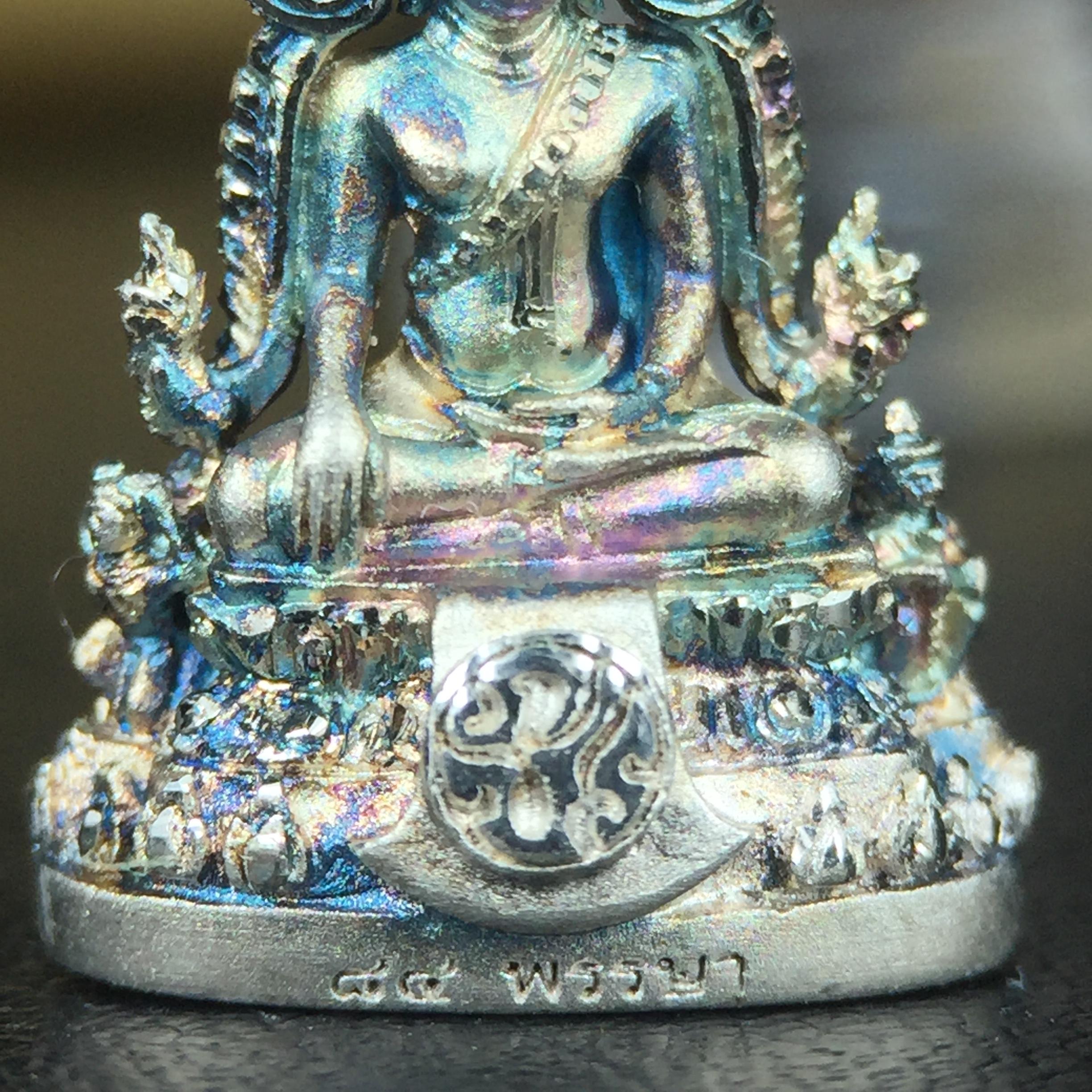 พระพุทธชินราช(จำลอง) ภปร. 84 พรรษา เนื้อเงินชุบทองคำขาว พิมพ์เล็กขนาดหน้าตัก 1/4 นิ้ว (สภาพผิวเดิมสวย ขึ้นสีรุ้งธรรมชาติ แบบนิยม)(พระราชทานมวลสาร จิตรลดาและเส้นพระเจ้า(เส้นผม))พุทธศิลป์ทรงคุณค่าอีกหนึ่งรุ่นยอดนิยม