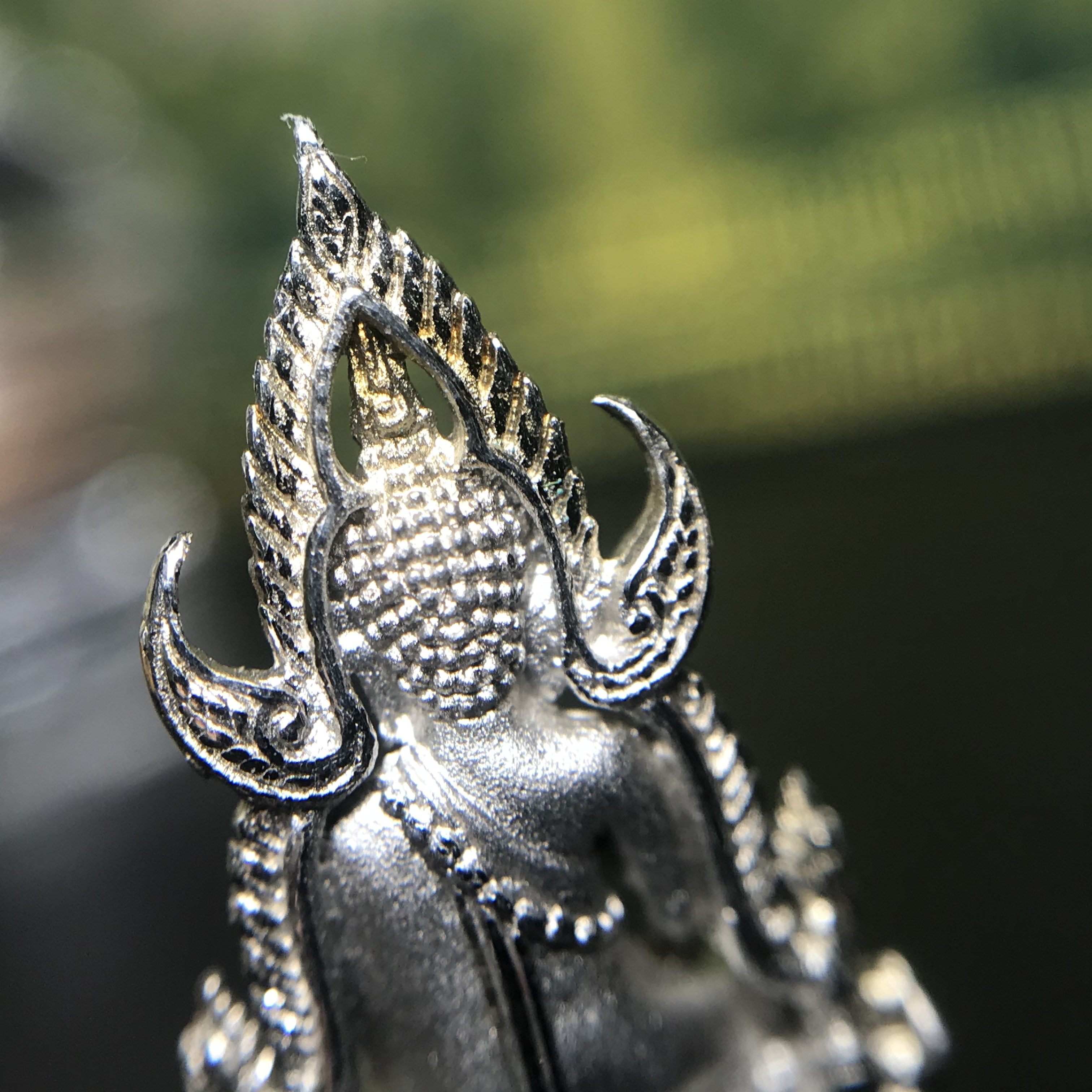 พระพุทธชินราช(จำลอง) ภปร. 84 พรรษา เนื้อเงินชุบทองคำขาว พิมพ์เล็กขนาดหน้าตัก 1/4 นิ้ว (สภาพผิวเดิมสวยงาม)