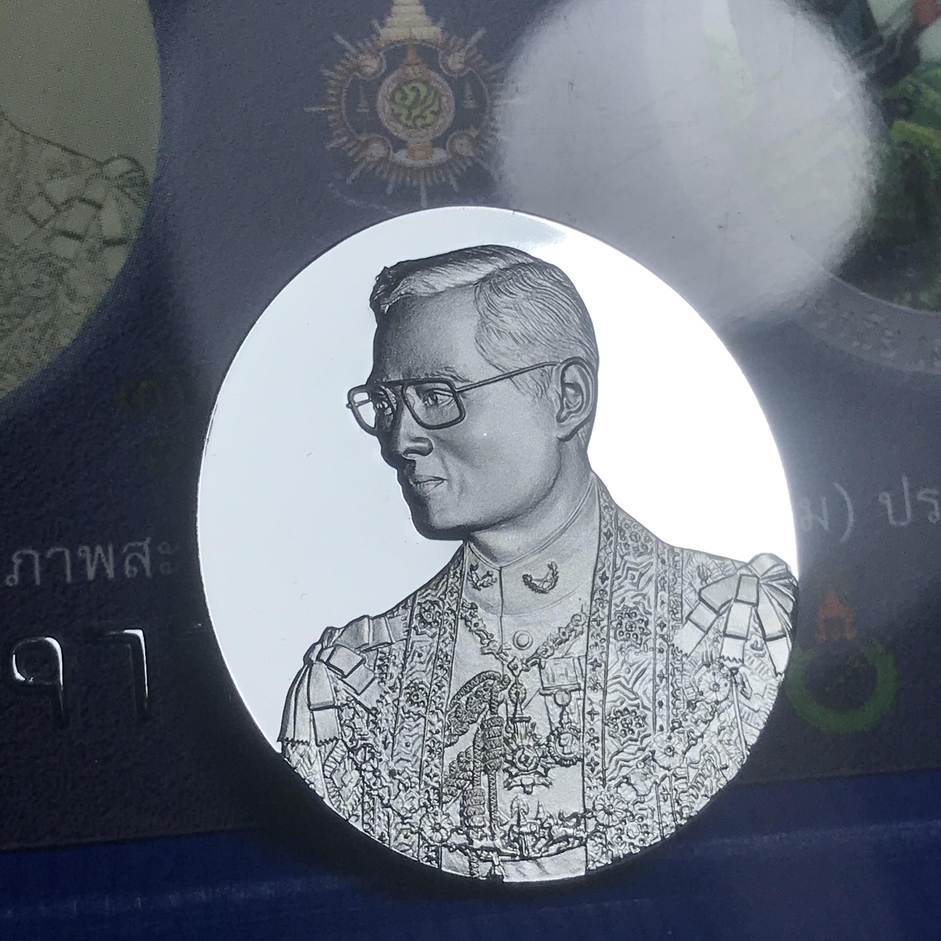 เหรียญ ร.9 เฉลิมพระเกียรติ 72 พรรษา 3 มิติโฮโลแกรม(รุ่นแรก) เนื้อเงินขัดเงา(ผลิตจากโรงงานกษาปณ์ฮูกานินทร์ ประเทศสวิสเซอร์แลนด์)(สภาพสวยเดิมพร้อมกล่องบรรจุใบรับรองเดิม)สร้างน้อยหายาก