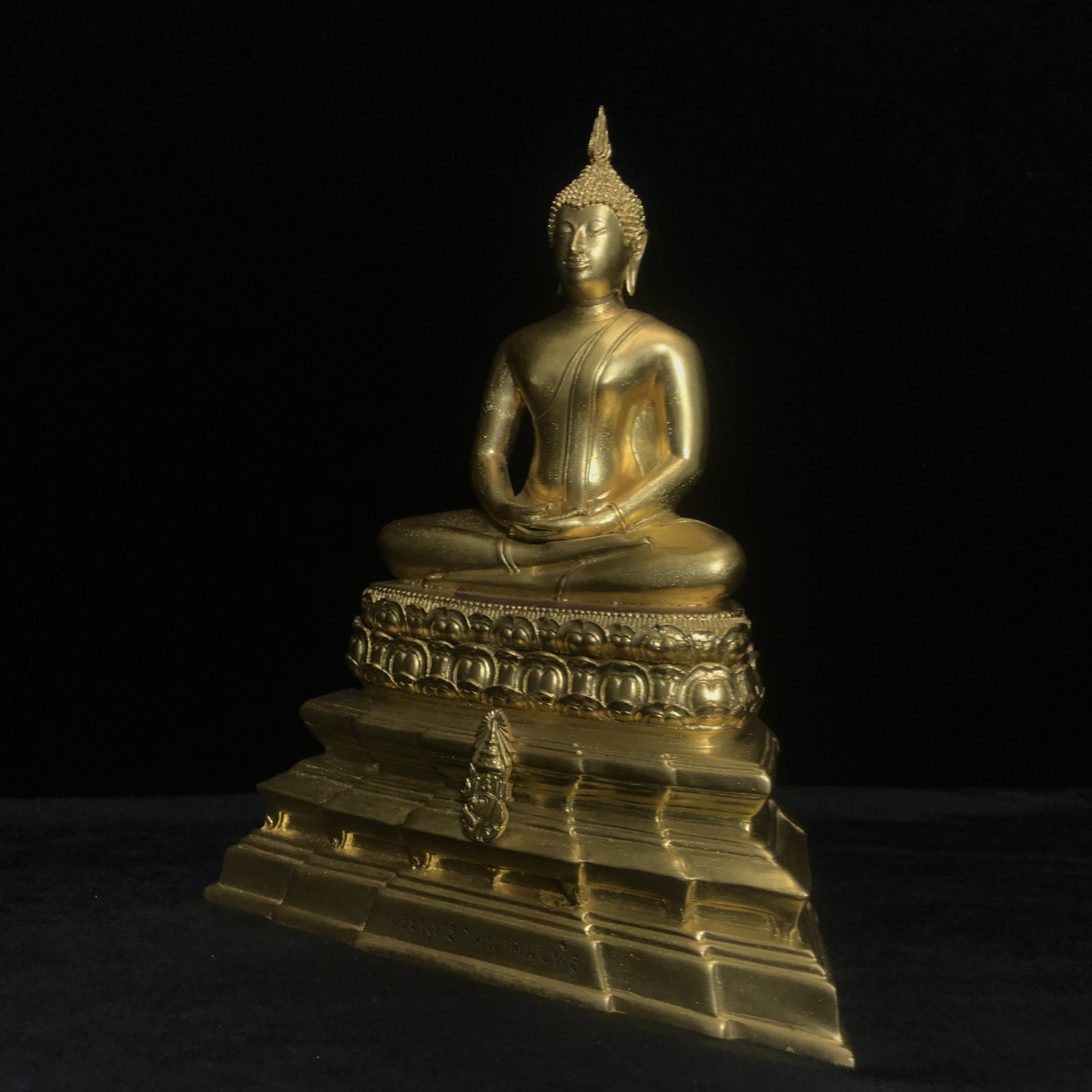 พระพุทธคมนาคมบพิธ (พระพุทธสิหิงค์จำลอง)(พระพุทธรูปประจำกระทรวงคมนาคม) ตรา ภปร. ครบรอบ 84 ปี กระทรวงคมนาคม พ.ศ.2539 เนื้อลำอู่แดงลงรักปิดทอง หน้าตัก 5 นิ้ว ปลุกเสก ณ วัดพระแก้ว พิธีใหญ่(1 ใน 3000 องค์)หายาก