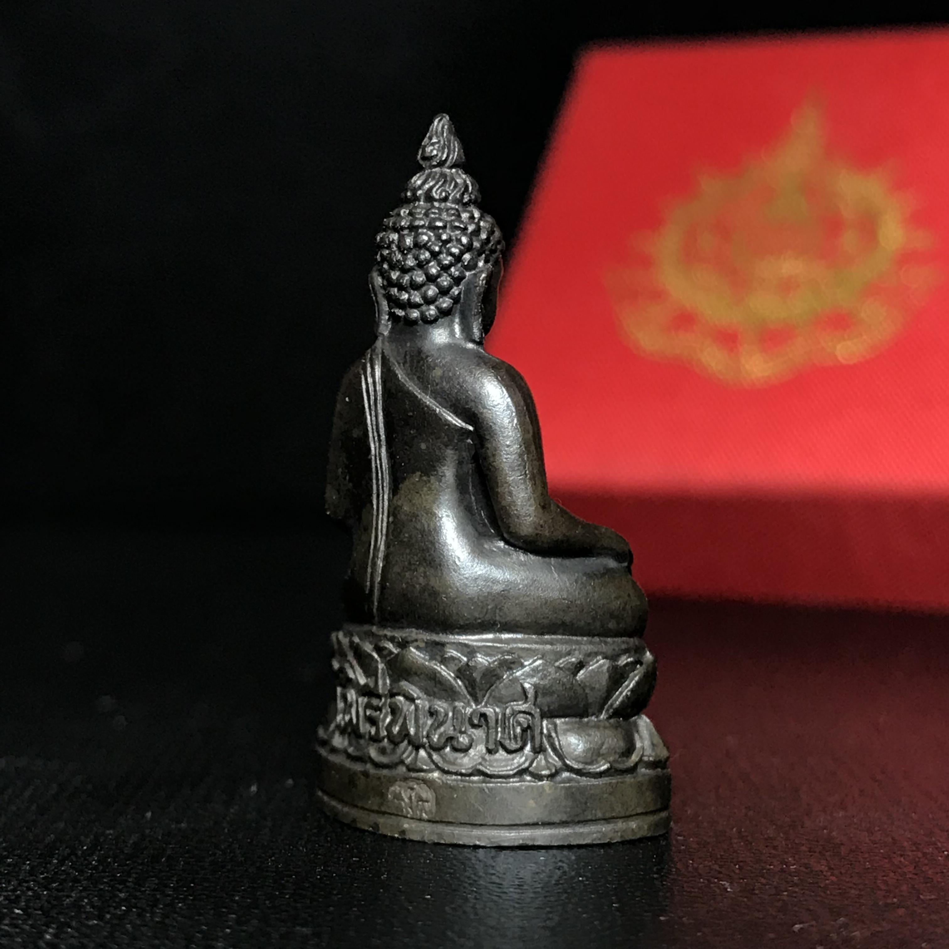 พระกริ่งไพรีพินาศ เฉลิมพระเกียรติ พระบาทสมเด็จพระเจ้าอยู่หัวรัชกาลที่9 พระชนมพรรษา 6 รอบ ปี2542เนื้อนวโลหะผสมทองคำ(บรรจุเหล็กไหล)ดีนอก-ดีใน