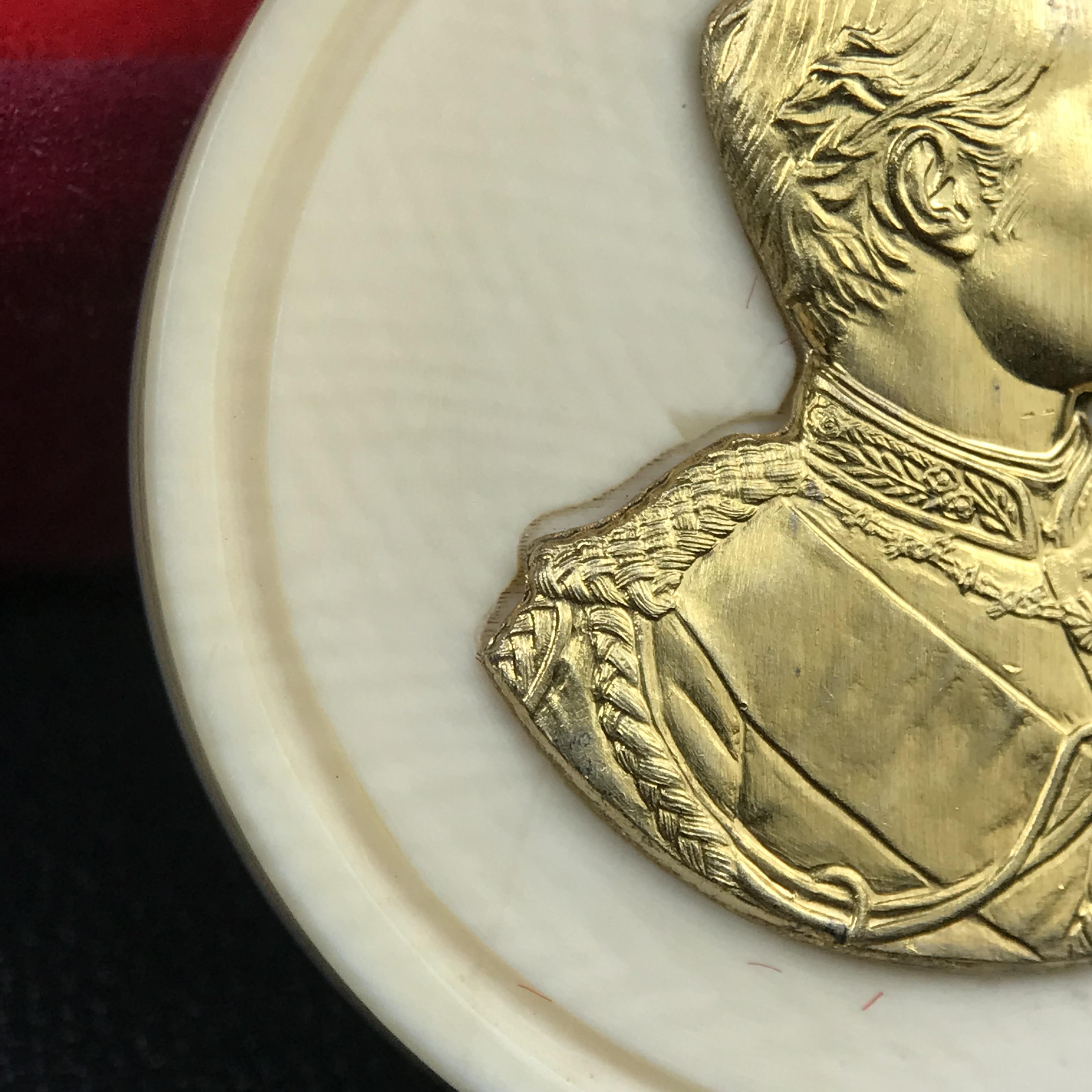 เหรียญรัชกาลที่ 5 คชสารหมื่นปี หลวงพ่ออุตตมะ วัดวังก์วิเวการาม ปี 2540 พิมพ์ใหญ่ขนาด 3.0 ซม. หน้ากากทองคำบริสุทธิ์ 99.99% (ผิวสวยเดิม)พร้อมกล่องบรรจุเดิมและใบรับรองเดิมครบ(ควรคู่ผู้รู้คุณค่า ด้วยวัตถุมงคล เสริมบุญญาบารมี)