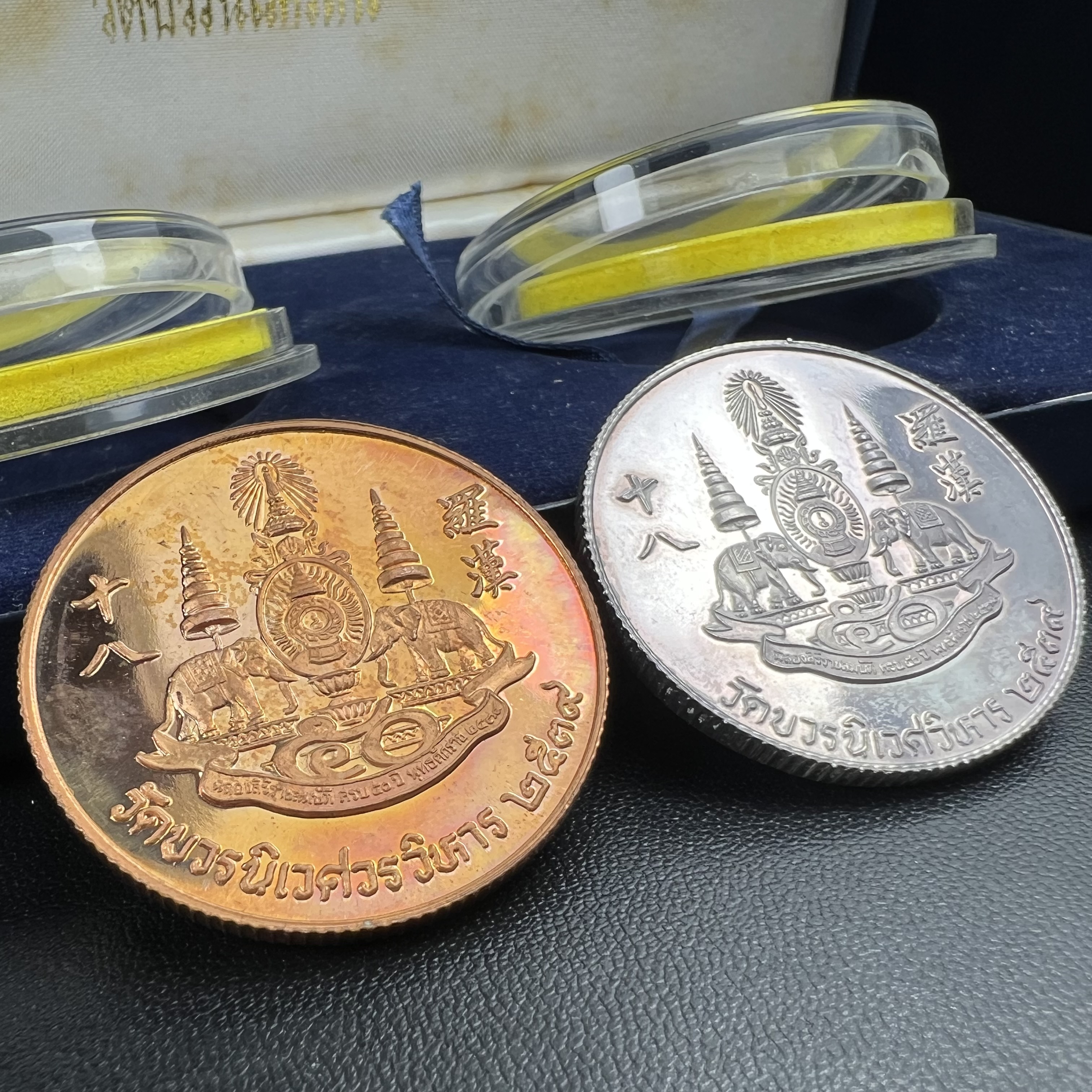 เหรียญจับโป้ยล่อหั่น 18 อรหันต์(18 เซียน)รุ่นกาญจนาภิเษก ปี2539 พิธีพุทธาภิเษก ณ วัดบวรนิเวศวิหาร ขนาด3.2ซม. ชุดเนื้อเงินและเนื้อทองแดงขัดเงา ขอบเหรียญแบบสตางค์ หลังตราสัญลักษณ์ปีกาญจนาภิเษก พร้อมกล่องบรรจุเดิมครบ สุดยอดสิริมงคล โชคลาภค้าขาย สารพัดกันภัย