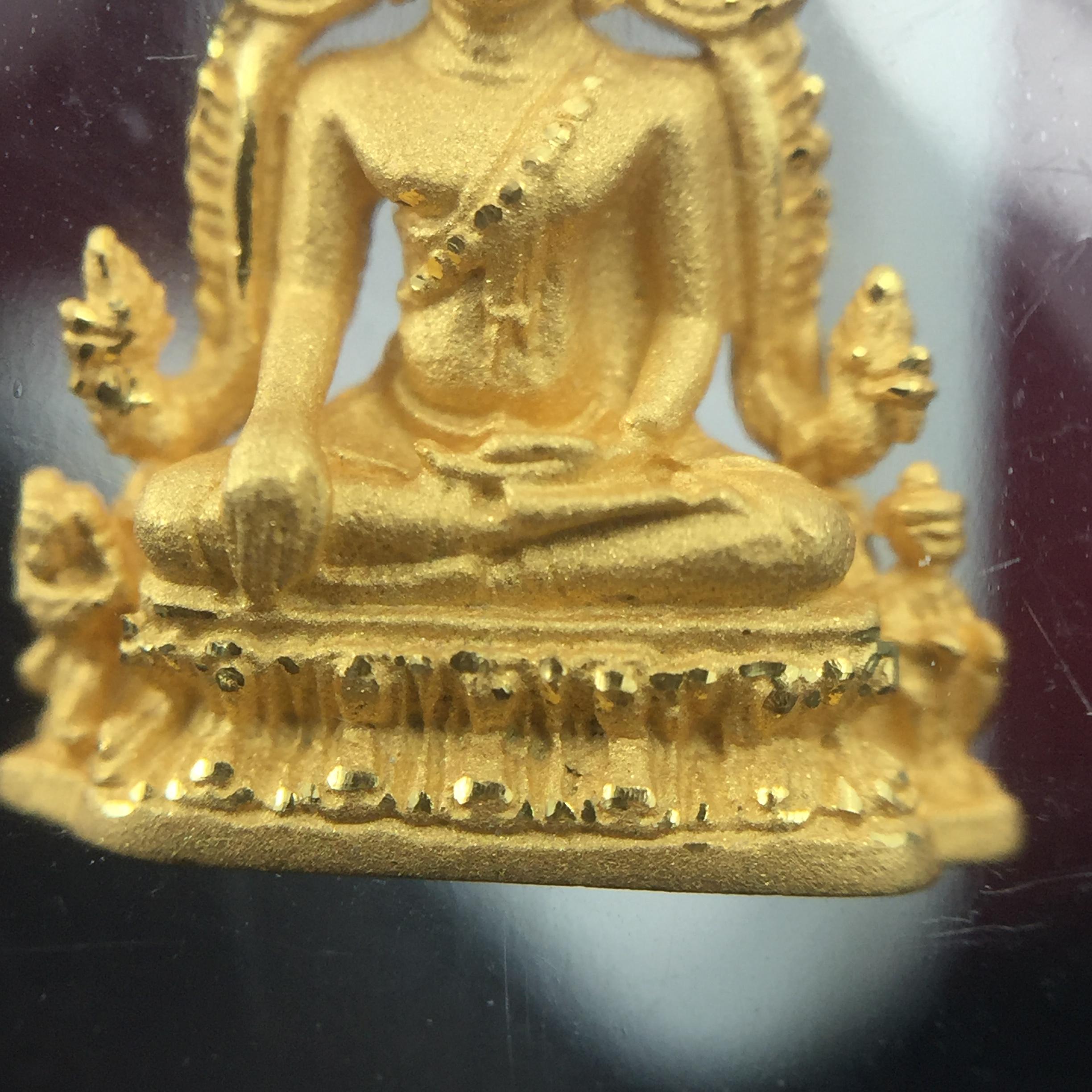 พระพุทธชินราช รุ่น ประวัติศาสตร์ มูลนิธิเพื่อตำรวจไทยจัดสร้าง ปี 2562 เนื้อทองคำขัดเงา พิมพ์ลอยองค์จิ๋ว(ขนาดสูง 1.5 ซม.) (สภาพ สวย ซีนซองเดิม กล่องบรรจุเดิมครบสมบูรณ์)