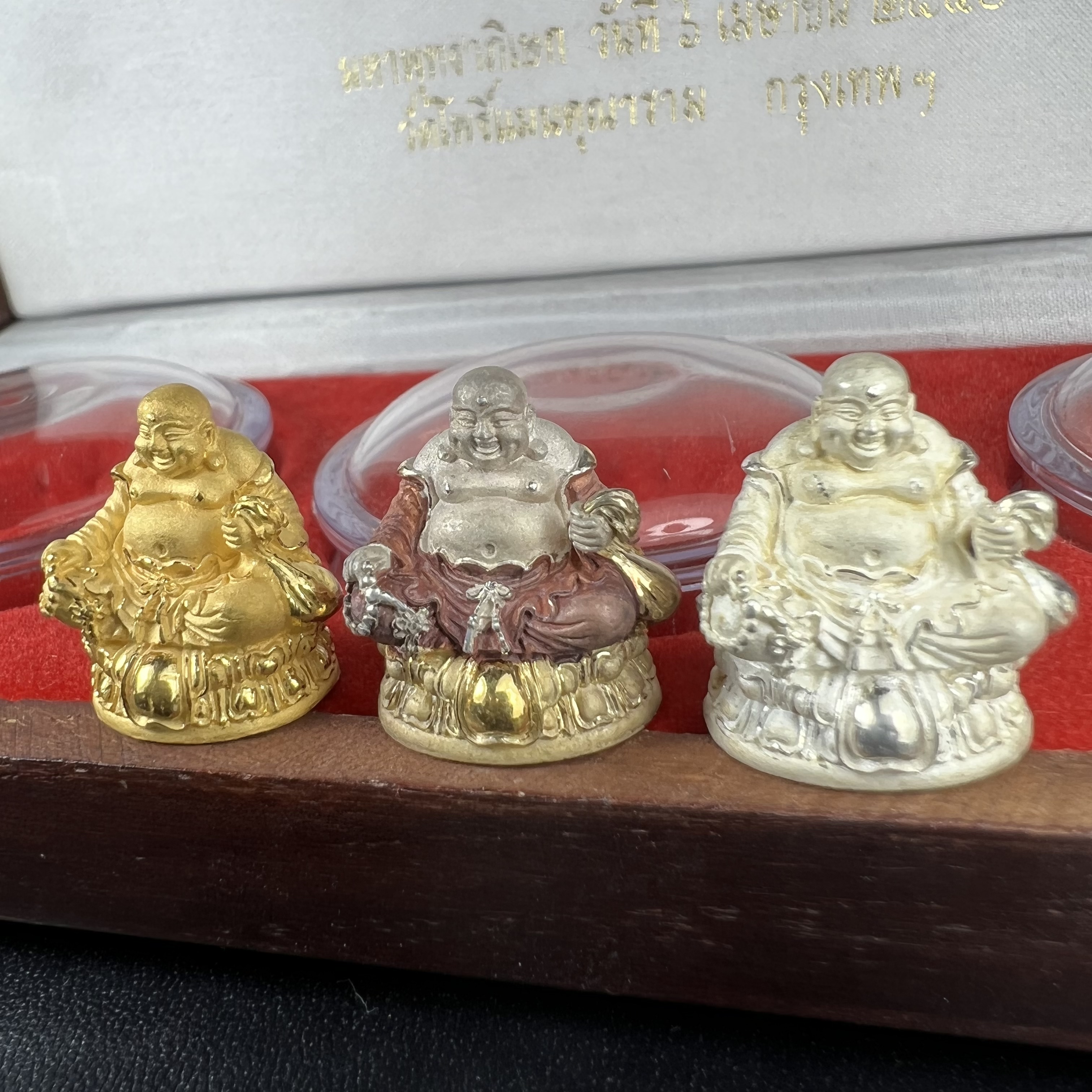 รูปหล่อลอยองค์ พระศรีอริยะเมตตรัยโพธิสัตว์(พระสังกัจจายน์)ชุดทองคำ(เนื้อทองคำ(15.44 กรัม)+เนื้อเงินสามกษัตริย์+เนื้อเงิน) โครงการสร้าง พระศรีอริยะเมตตรัยมหาโพธิสัตว์ น้อมถวายพระบาทสมเด็จพระเจ้าอยู่หัว ทรงครองศิริราชสมบัติครบ 50 ปี วัดโพธิ์แมนคุณาราม