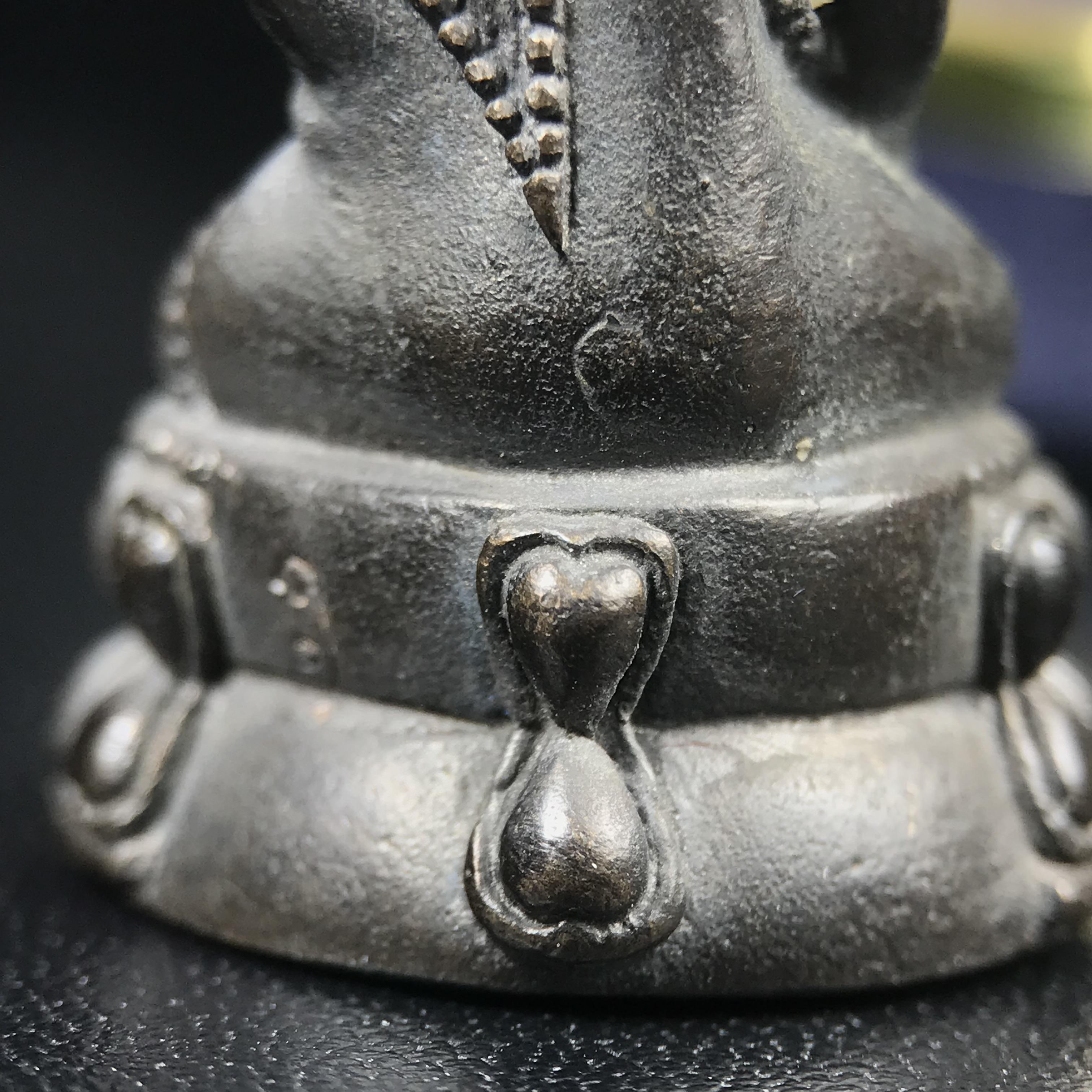 พระกริ่งนวปทุม ภปร. วัดปทุมวนาราม ปี 2535 เนื้อนวโลหะ(เข้มขลัง สวย งดงาม) ขนาดสูง 3.7 ซม. พร้อมกล่องพิเศษบรรจุเดิมครบสมบูรณ์ (ในหลวงรัชกาลที่9เสด็จเททอง)(1ใน3000องค์)นิยมหายาก