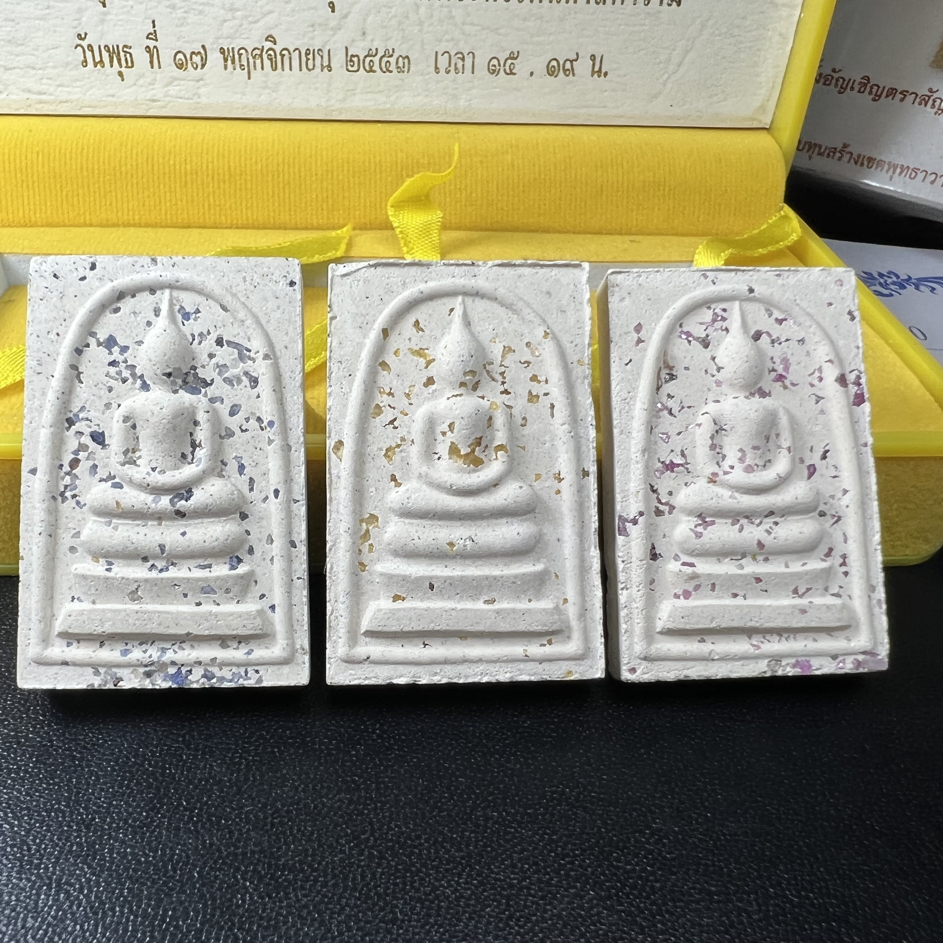 พระสมเด็จพิมพ์ใหญ่ เฉลิมพระเกียรติ พร้อมทั้งอัญเชิญตราสัญลักษณ์ฉลองครองราชย์ครบ 60 ปี เนื้อเงิน 99.9%(ผิวเดิมขึ้นสีรุ้งธรรมชาติ สวย) ประดิษฐานด้านหลังองค์พระ ครบชุด 3 องค์(พระผงพุทธคุณผสมบุษราคัม ไพลิน ทับทิม)