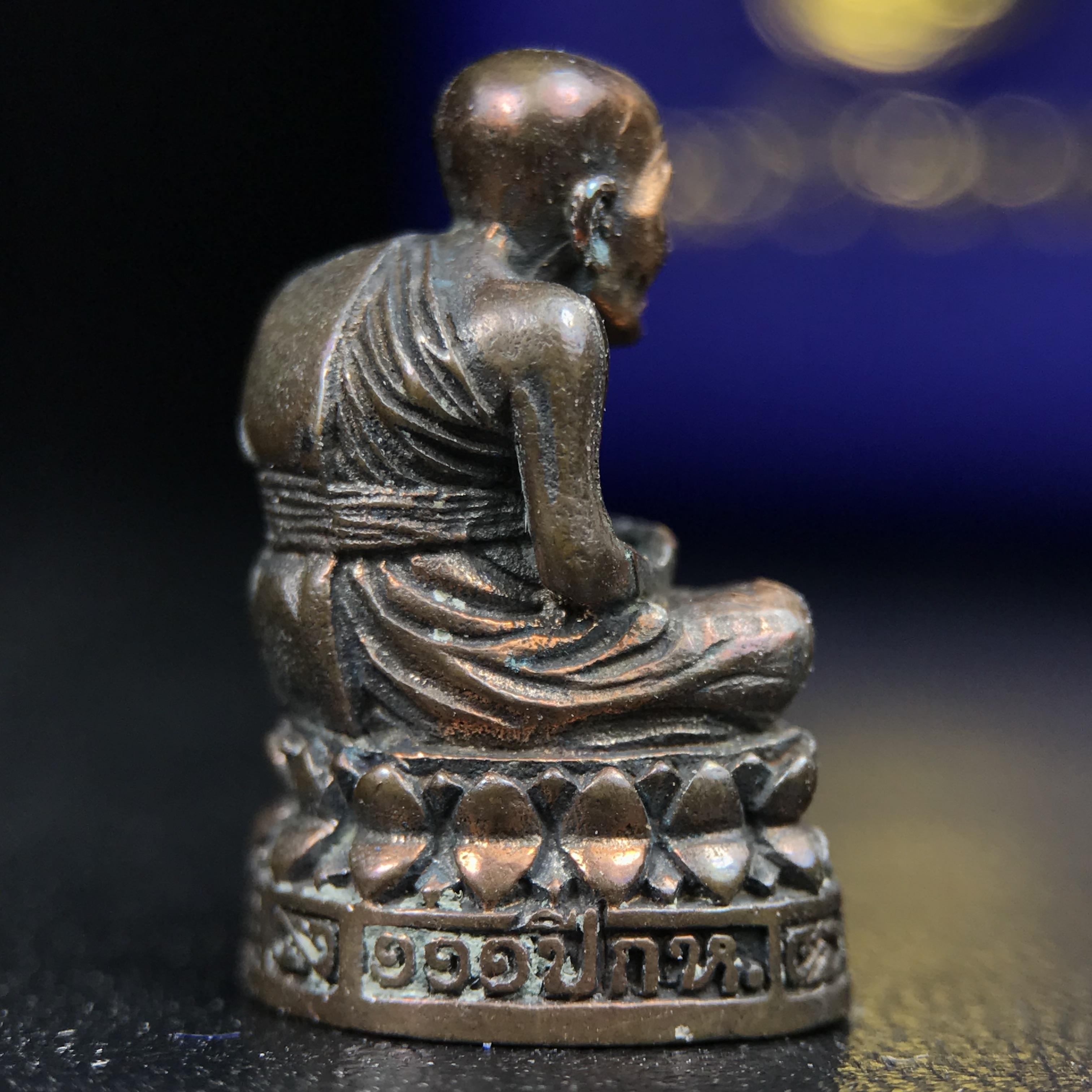 รูปเหมือนหล่อลอยองค์หลวงปู่ทวด รุ่น 111ปี กระทรวงกลาโหม เนื้อนวโลหะรมดำ-ปัดเงา ปี2540 พิธีใหญ่ เข้มขลัง นิยม พร้อมกล่องบรรจุเดิม(คัดสภาพสวยผิวเทพๆผิวรุ้งๆ)ทั้งพิธีทั้งพุทธศิลป์ทรงคุณค่าอีกหนึ่งรุ่นยอดนิยม