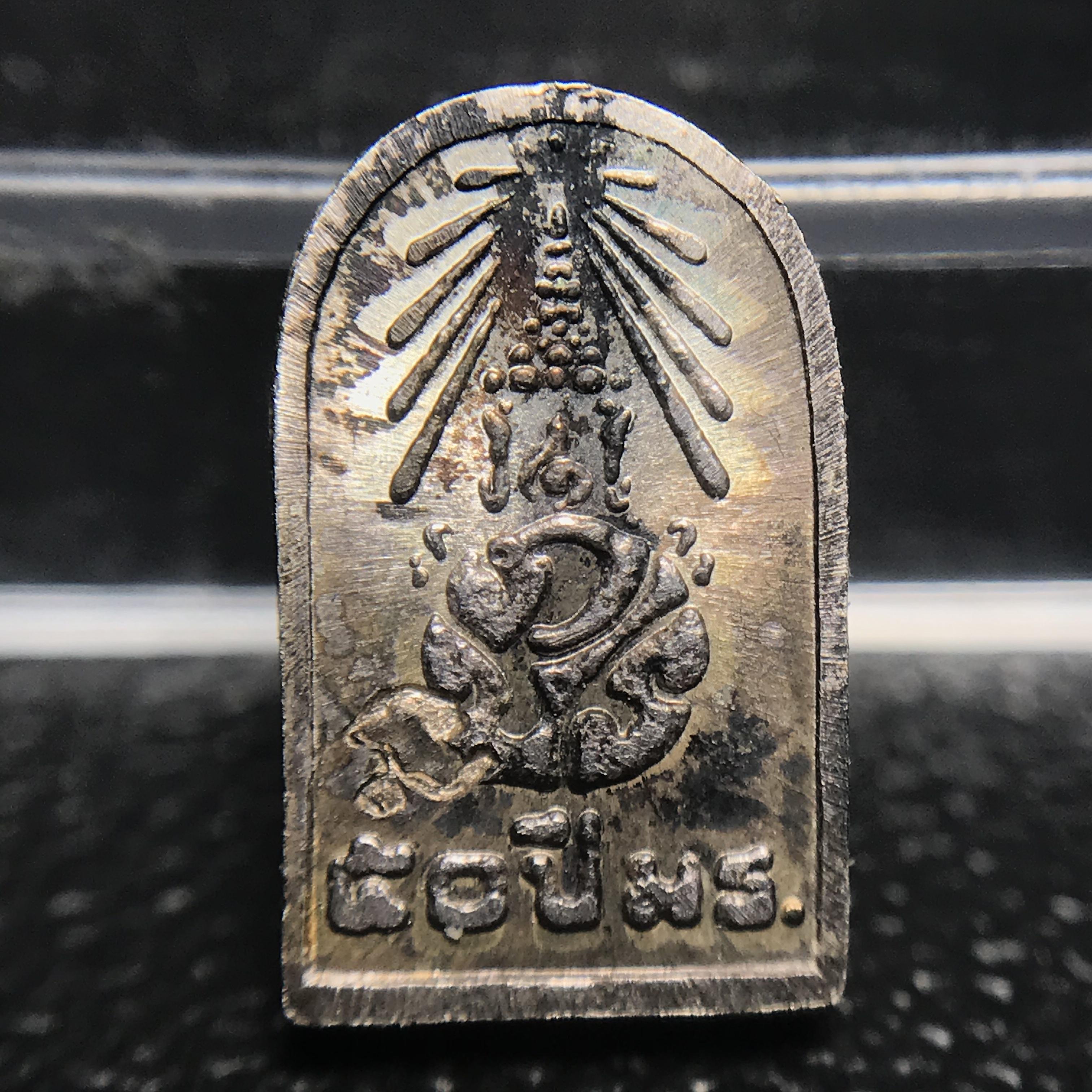 พระปรกใบมะขาม พระพุทธสิหิงค์ ภปร. ธรรมศาสตร์ 50ปี เนื้อเงิน(คัดสภาพสวยหายาก)(ในหลวงรัชกาลที่9 เสด็จเททอง)(พระปรกใบมะขาม ภปร. รุ่นแรก)(คัดสภาพสวยคมชัด ผิวเดิม)หายาก