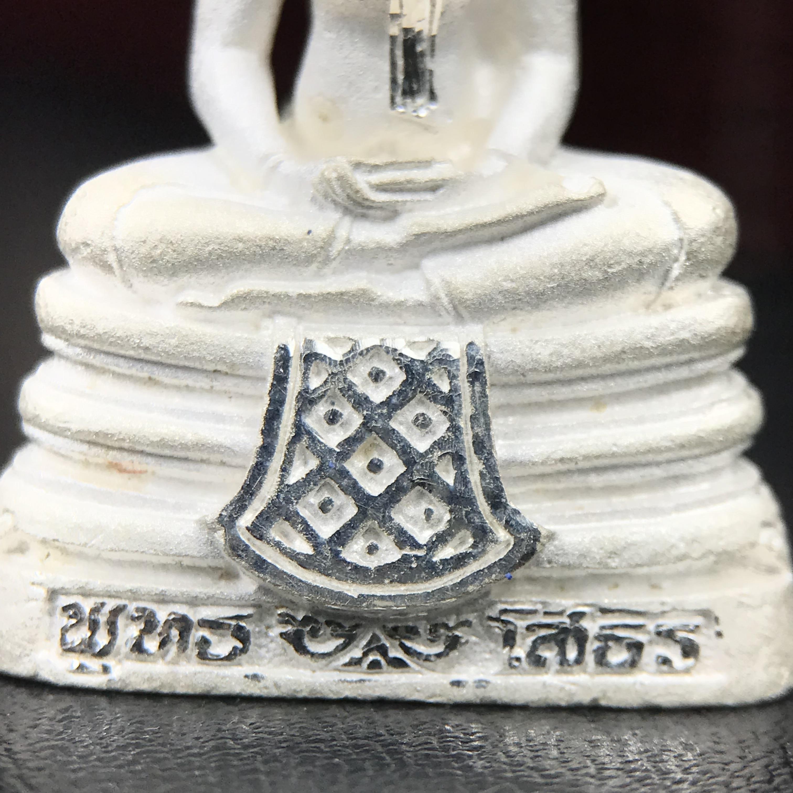 พระพุทธโสธร(หลวงพ่อโสธร) รุ่นสร้างอุโบสถ ปี2539 เนื้อเงินทรายนวลขัดเงาบางส่วน ลอยองค์พิมพ์ใหญ่ สภาพสวยกล่องบรรจุเดิมครบสมบูรณ์(งานแพรนด้า จิวเวลรี่)สวยงดงาม