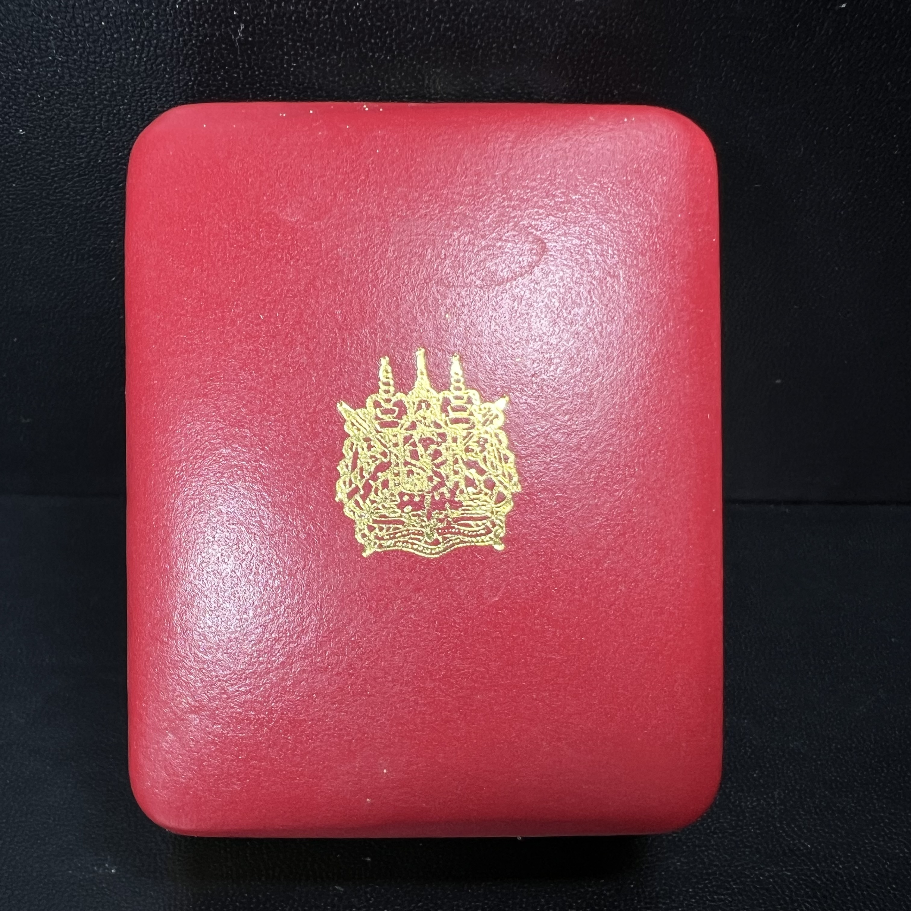 เหรียญที่ระลึกรัชกาลที่ 5 รุ่น ครบ 111 ปี โรงเรียนนายร้อยพระจุลจอมเกล้า ปี 2541 เหรียญทรงเสมาเนื้อเงิน(ขนาดสูง 3.5 ซม.) (ซีนซองเดิมกล่องเดิมครบ) ผลิตโดย กองกษาปณ์ กรมธนารักษ์ สมเด็จพระญาณสังวร สมเด็จพระสังฆราช วัดบวรนิเวศวิหาร ทรงเป็นประธาน(นิยม พิธีใหญ่)