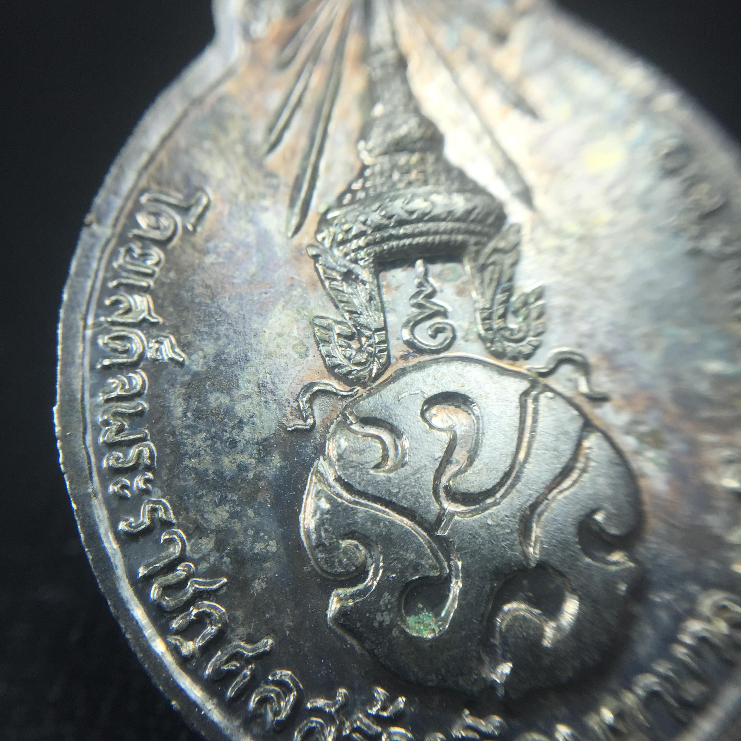 หลวงปู่แหวน วัดดอยแม่ปั๋ง รุ่นสร้างตึกโรงพยาบาล ปี 2521 หลัง ภปร.(ใหญ่) เนื้อกะไหล่เงิน(คัดสวยสภาพผิวเดิมสวยครบสมบูรณ์)