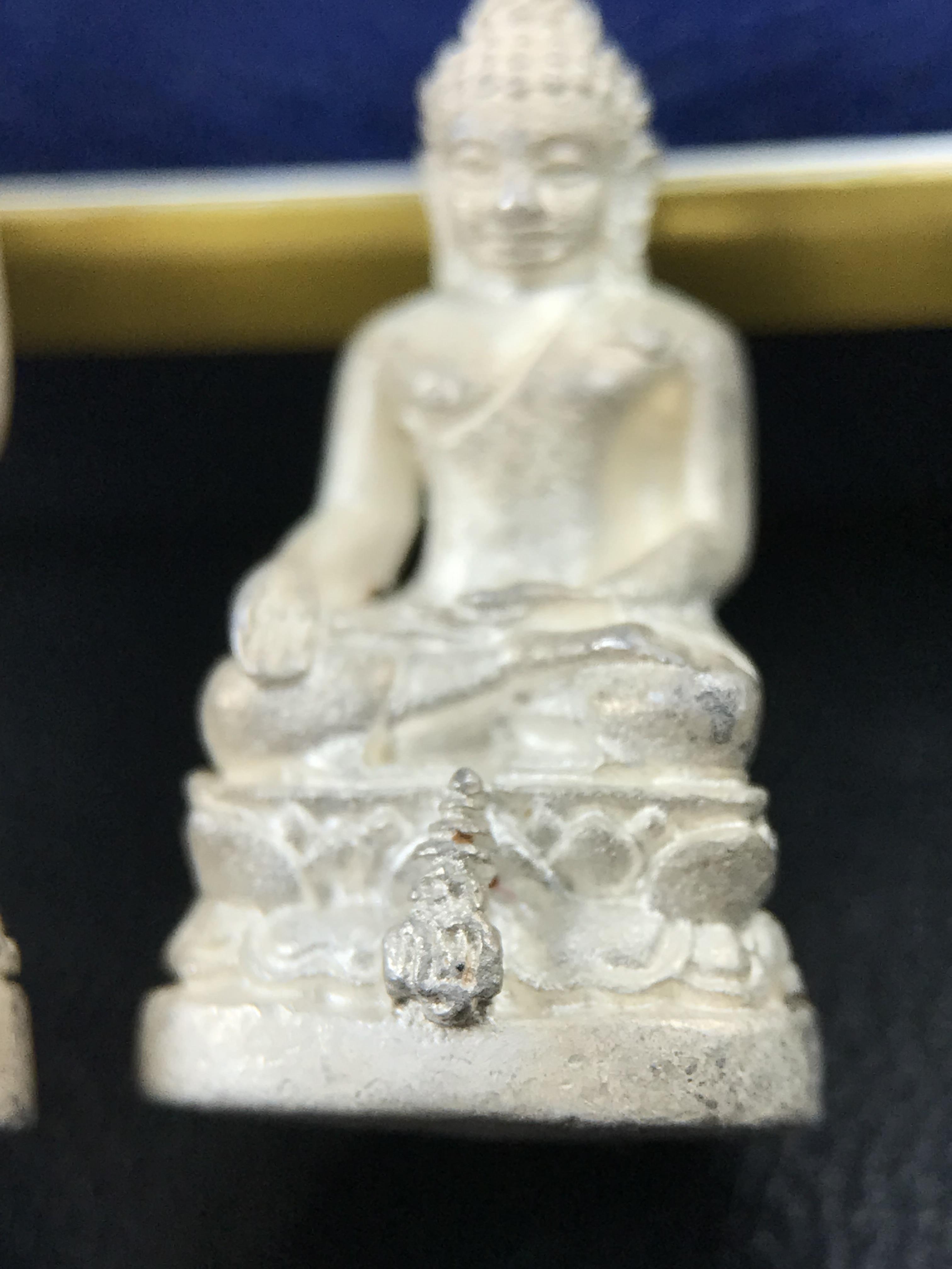 พระกริ่ง-พระชัยวัฒน์ ไพรีพินาศ ญสส.รุ่น นวฤทธิ์โภคทรัพย์ ปี 2544 อุดผงพุทธคุณ บรรจุมวลสารจิตรลดา และเส้นพระเกศาของสมเด็จพระญาณสังวร พระสังฆราชฯ พร้อมกล่องบรรจุเดิม เนื้อเงิน ก้นทองคำ(พิมพ์กรรมการ)ชุดหมายเลข ๒(1ใน 89 ชุด) หายากพบเจอน้อยมาก